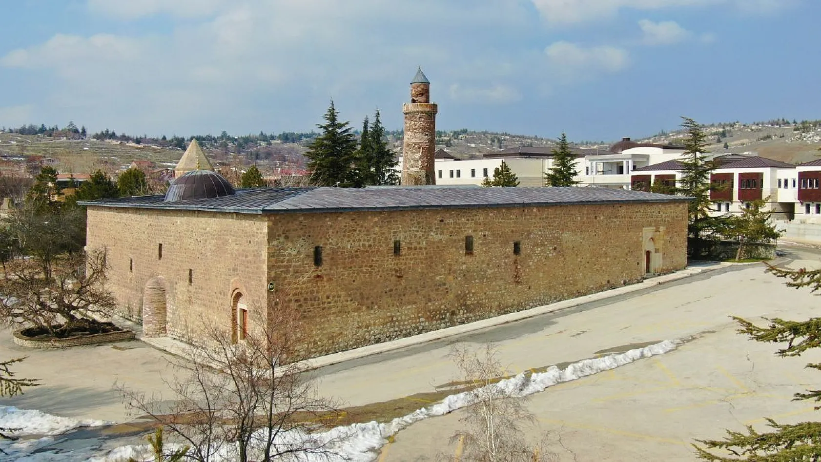 870 yıllık Eğri Minare tarihe meydan okuyor