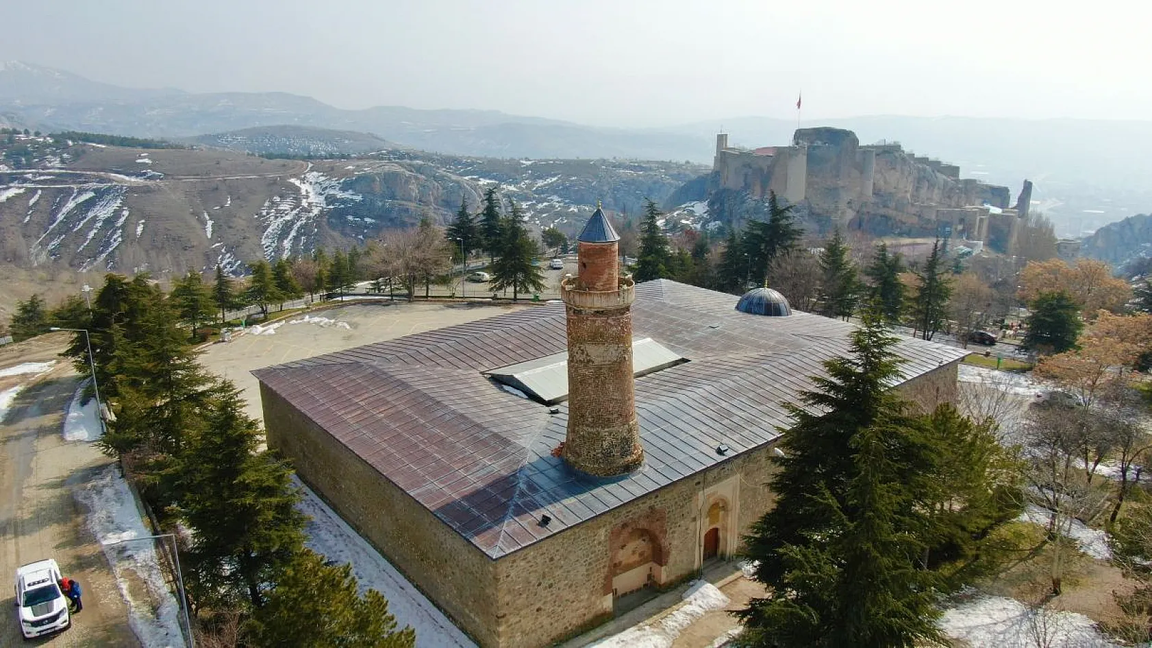 870 yıllık Eğri Minare tarihe meydan okuyor