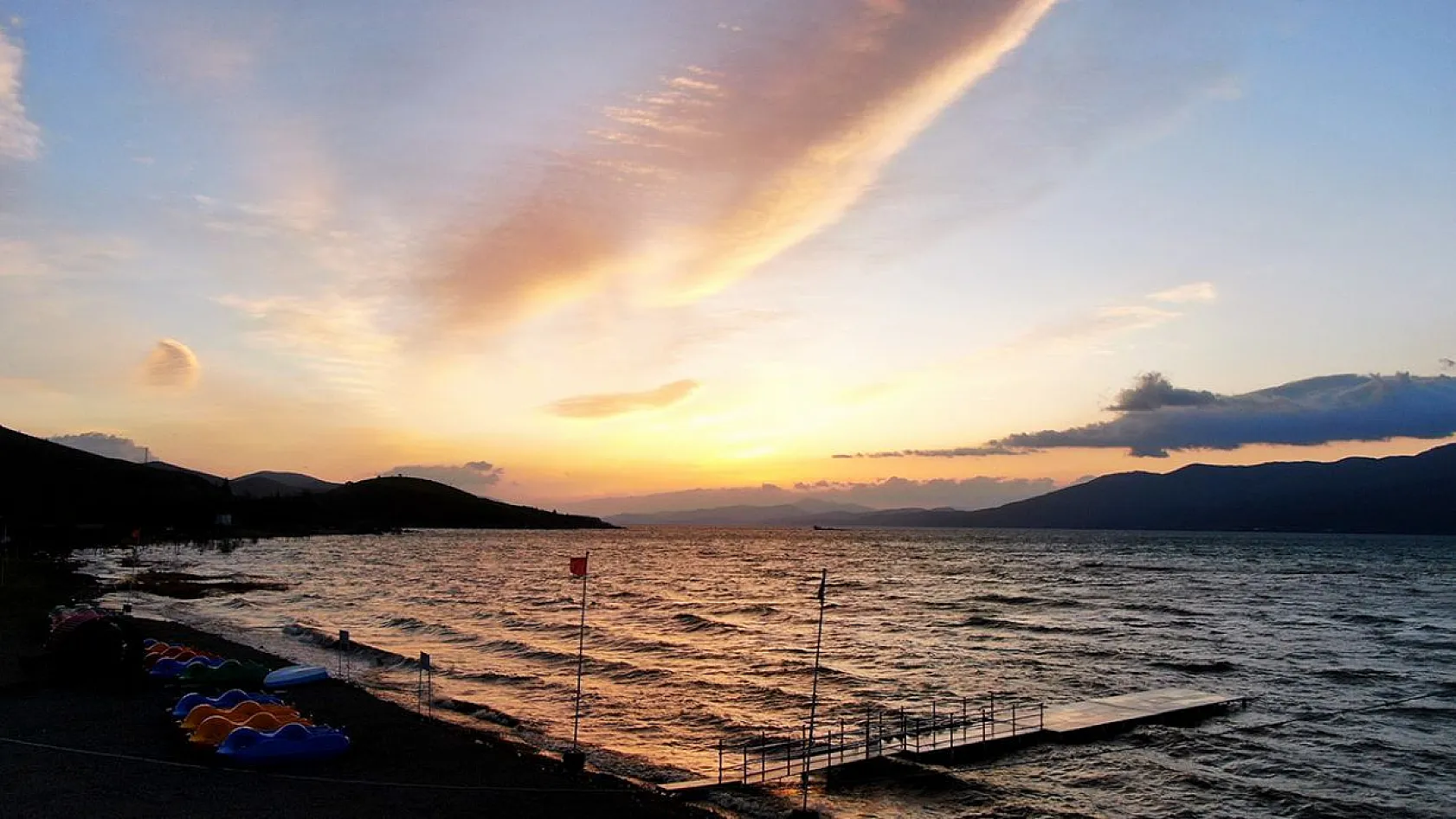 Hazar Gölü üzerinde doğan güneş, hayran bıraktı