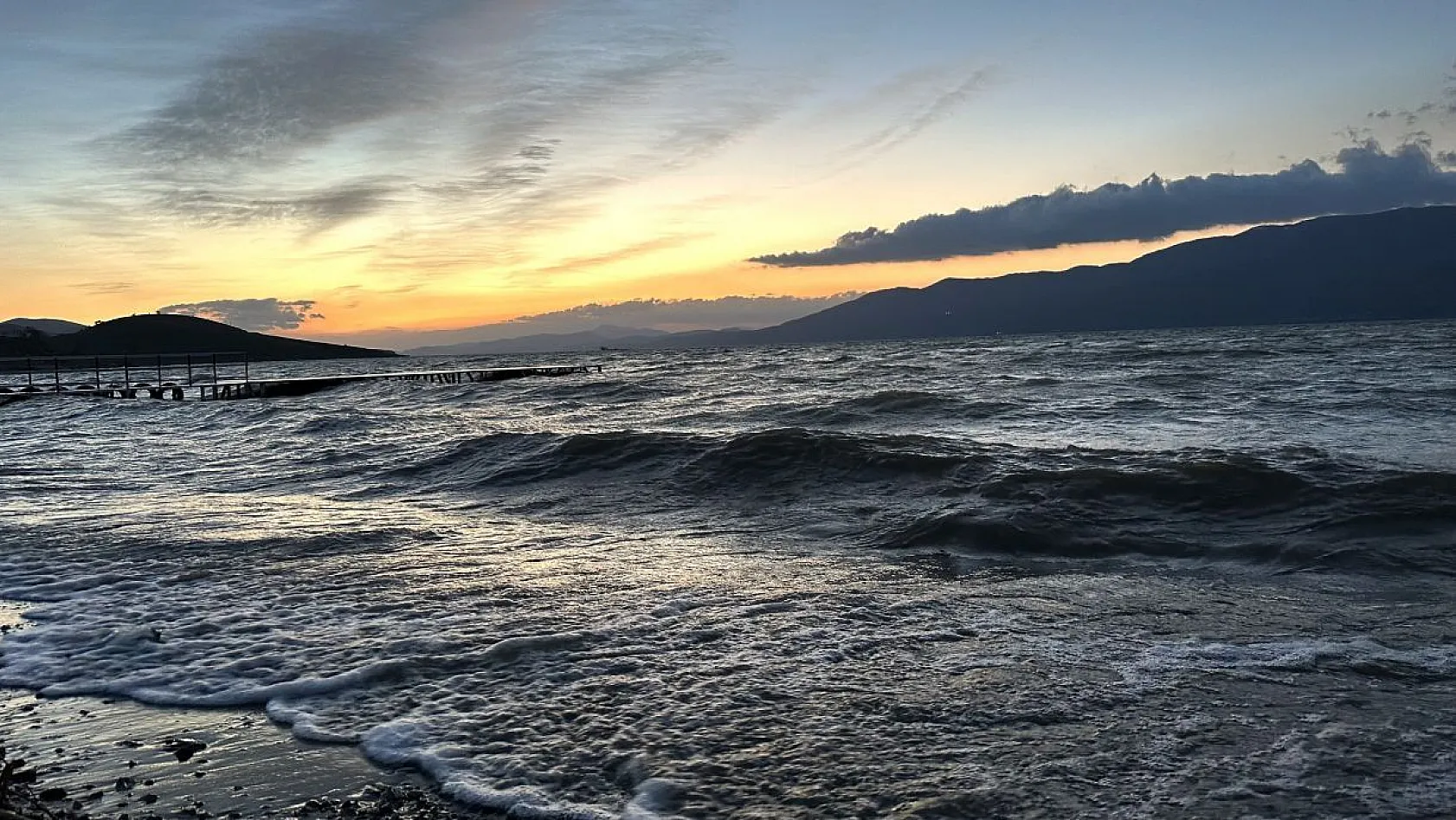 Hazar Gölü üzerinde doğan güneş, hayran bıraktı