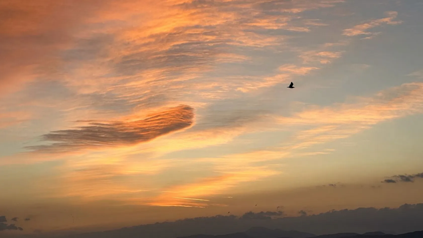 Hazar Gölü üzerinde doğan güneş, hayran bıraktı