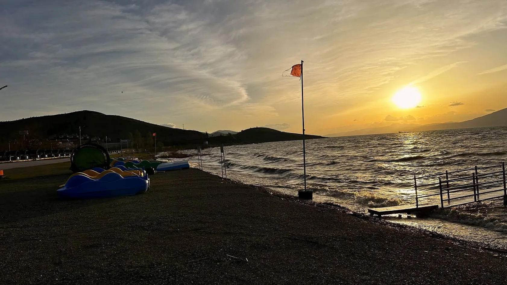 Hazar Gölü üzerinde doğan güneş, hayran bıraktı
