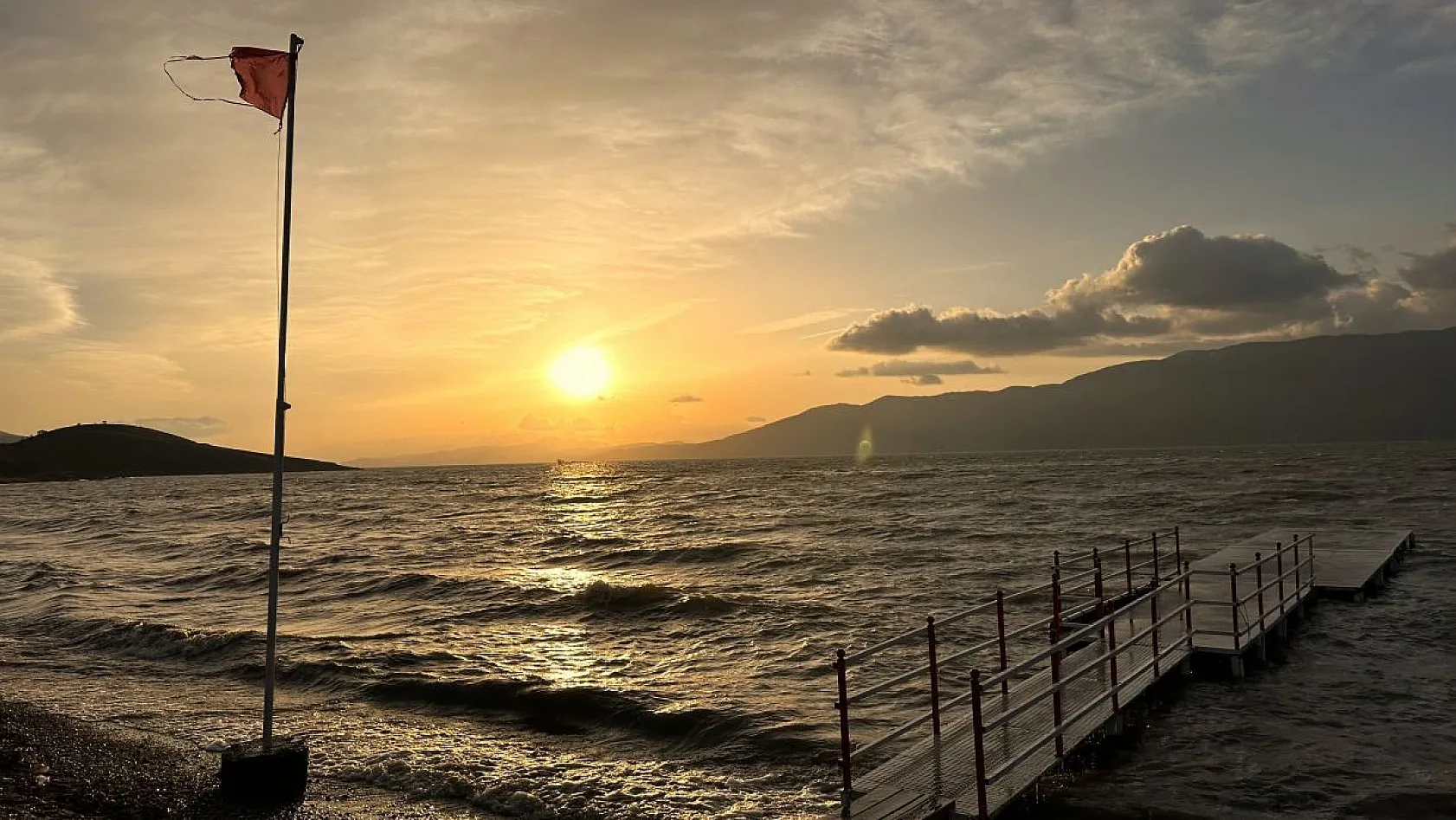 Hazar Gölü üzerinde doğan güneş, hayran bıraktı