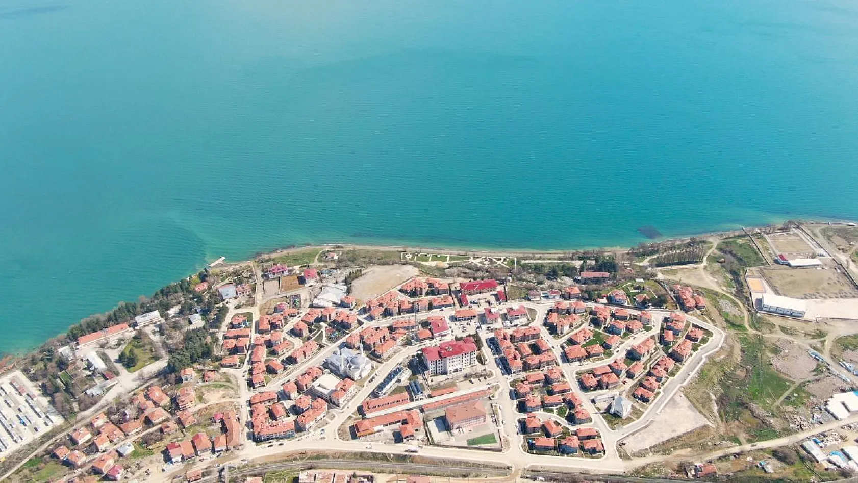 Göl manzaralı TOKİ konutları dikkat çekiyor