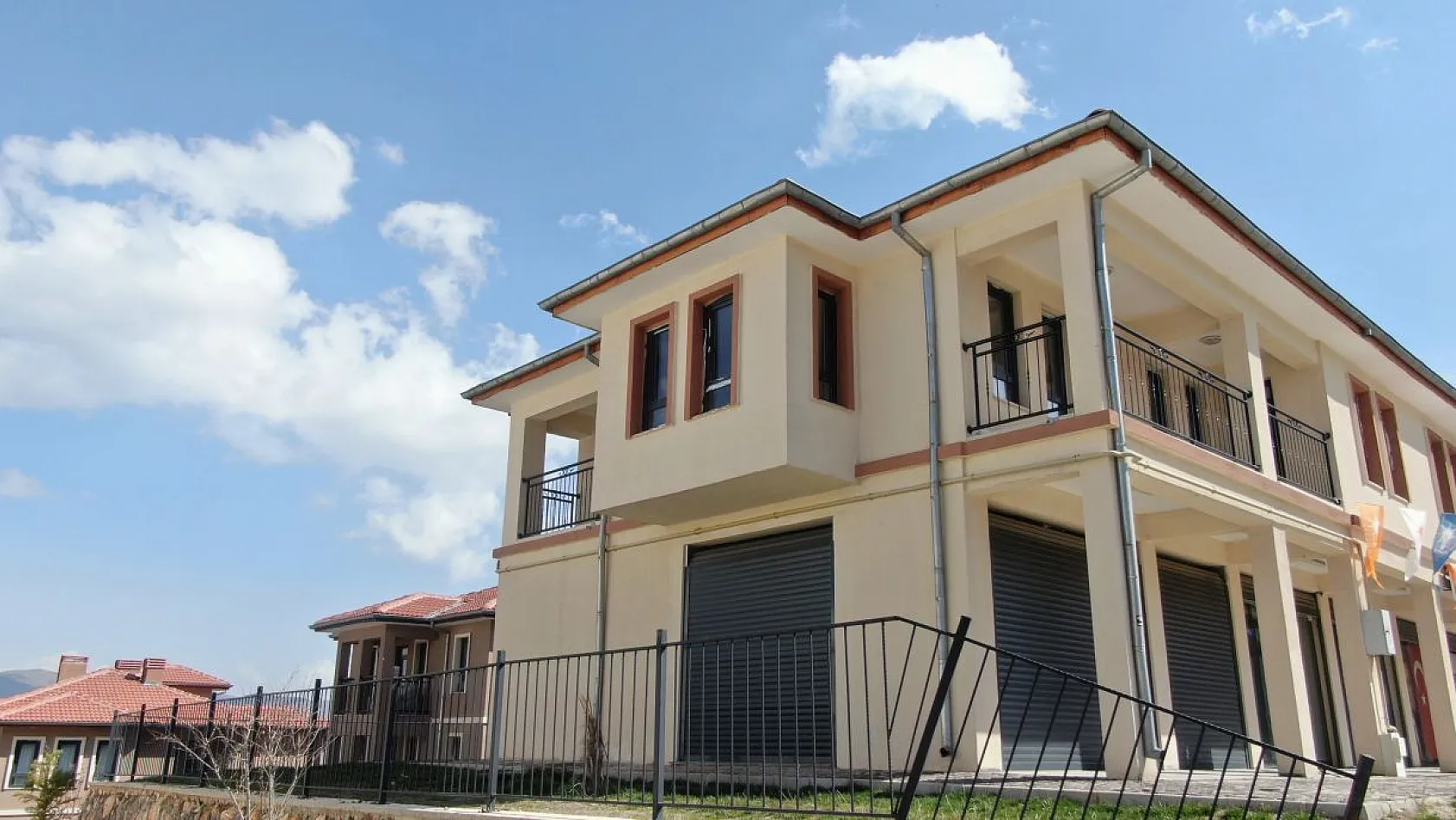 Göl manzaralı TOKİ konutları dikkat çekiyor