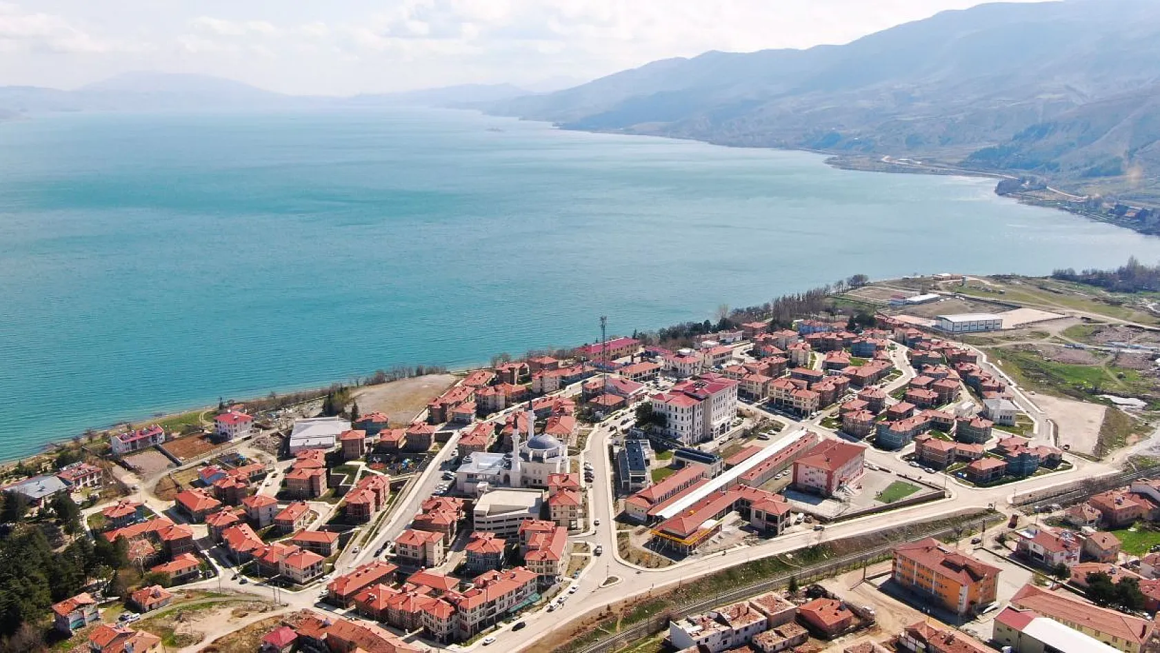 Göl manzaralı TOKİ konutları dikkat çekiyor