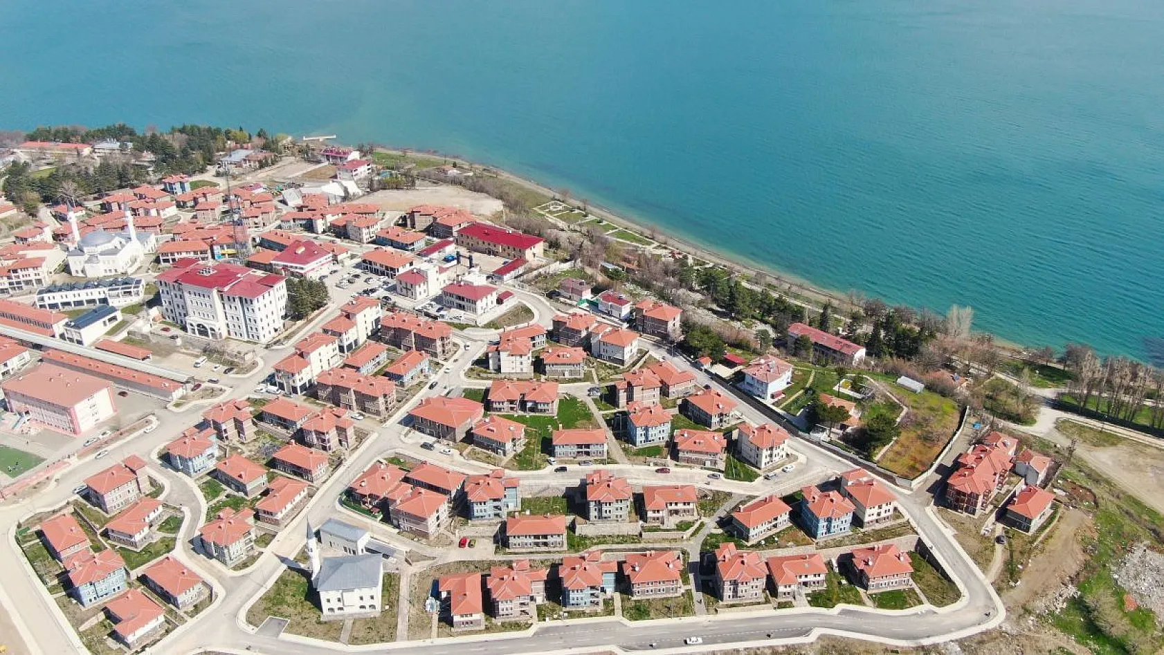 Göl manzaralı TOKİ konutları dikkat çekiyor