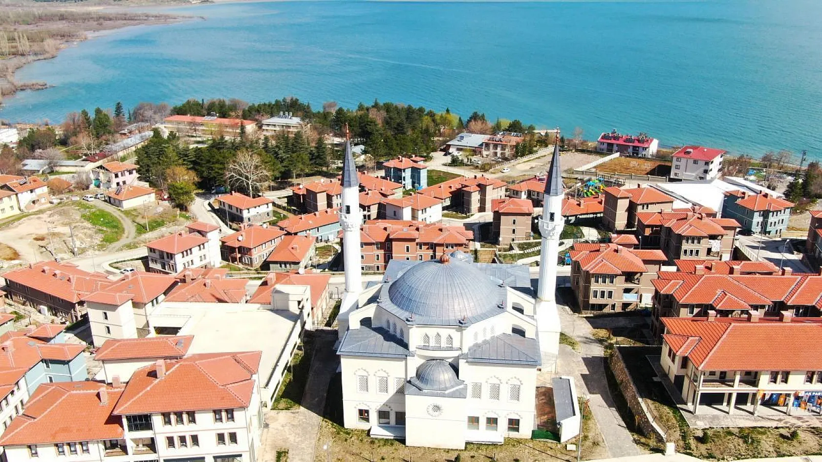 Göl manzaralı TOKİ konutları dikkat çekiyor