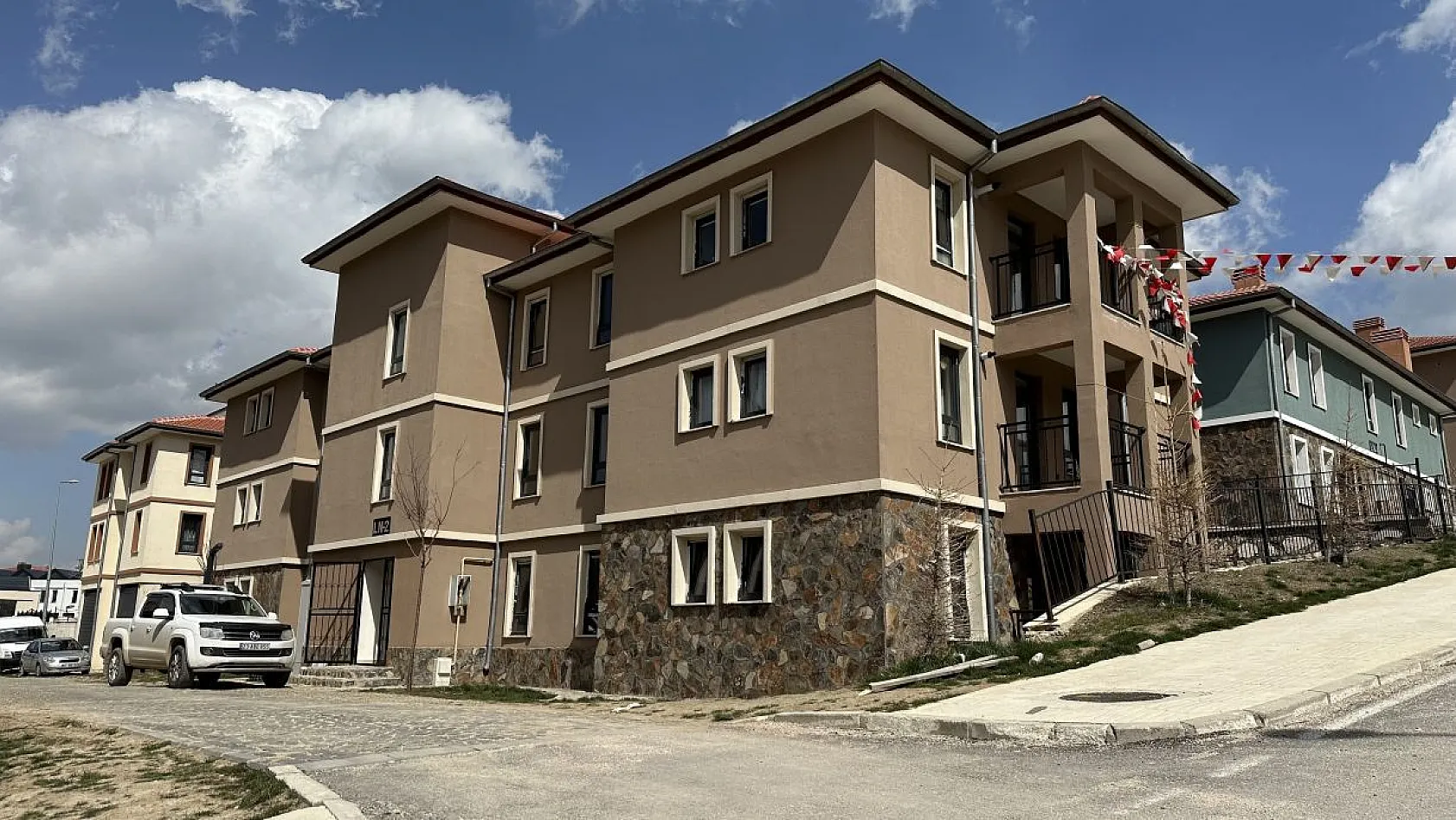 Göl manzaralı TOKİ konutları dikkat çekiyor