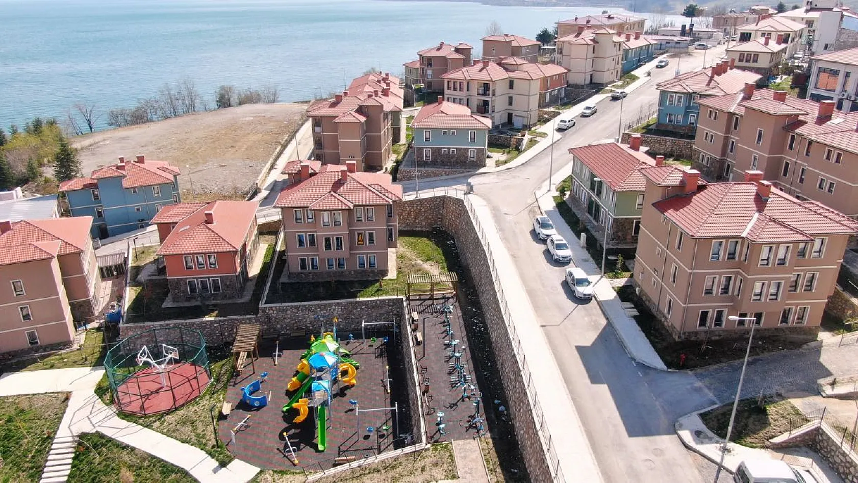 Göl manzaralı TOKİ konutları dikkat çekiyor