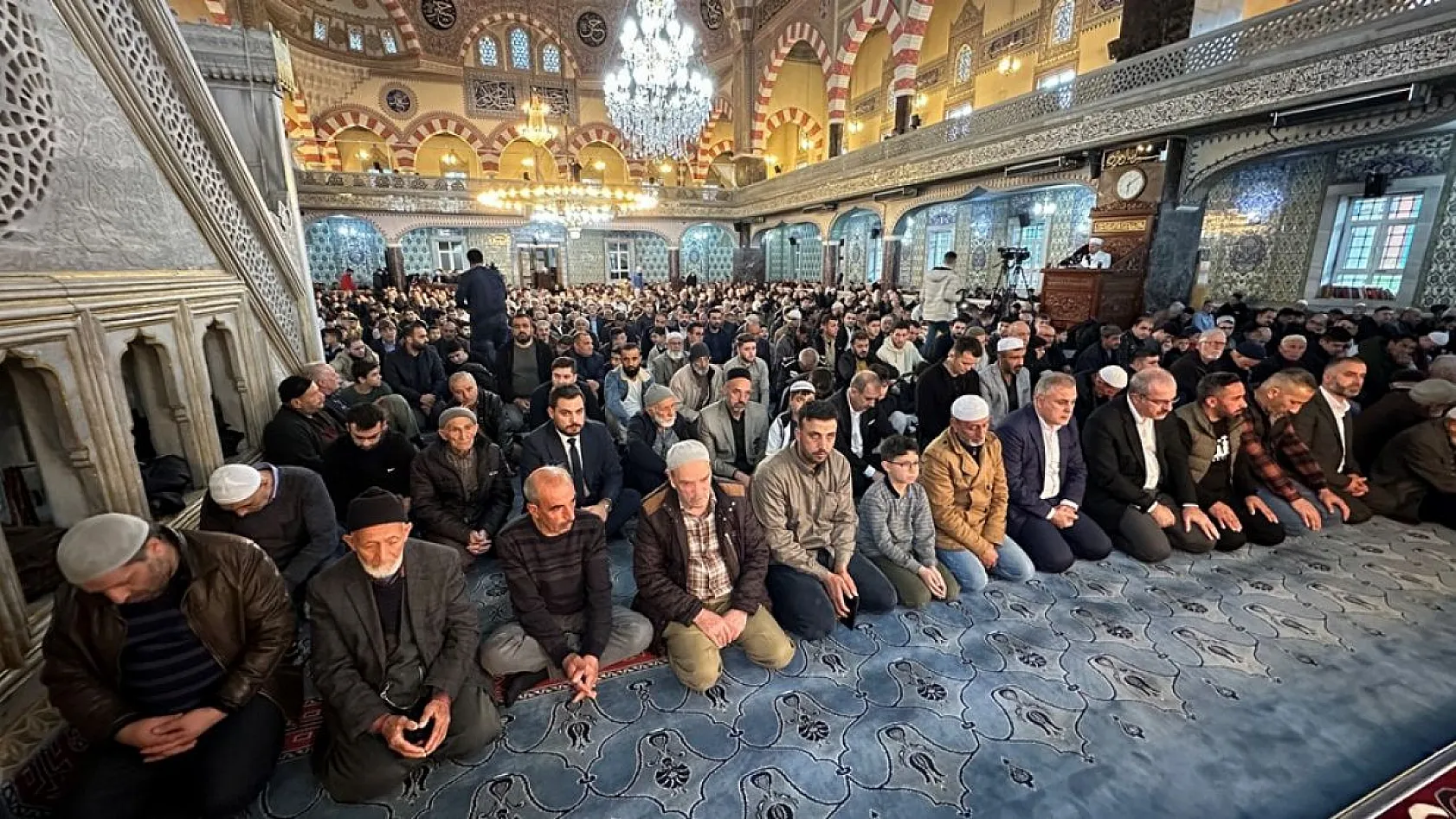 Bayram namazında camiler doldu taştı