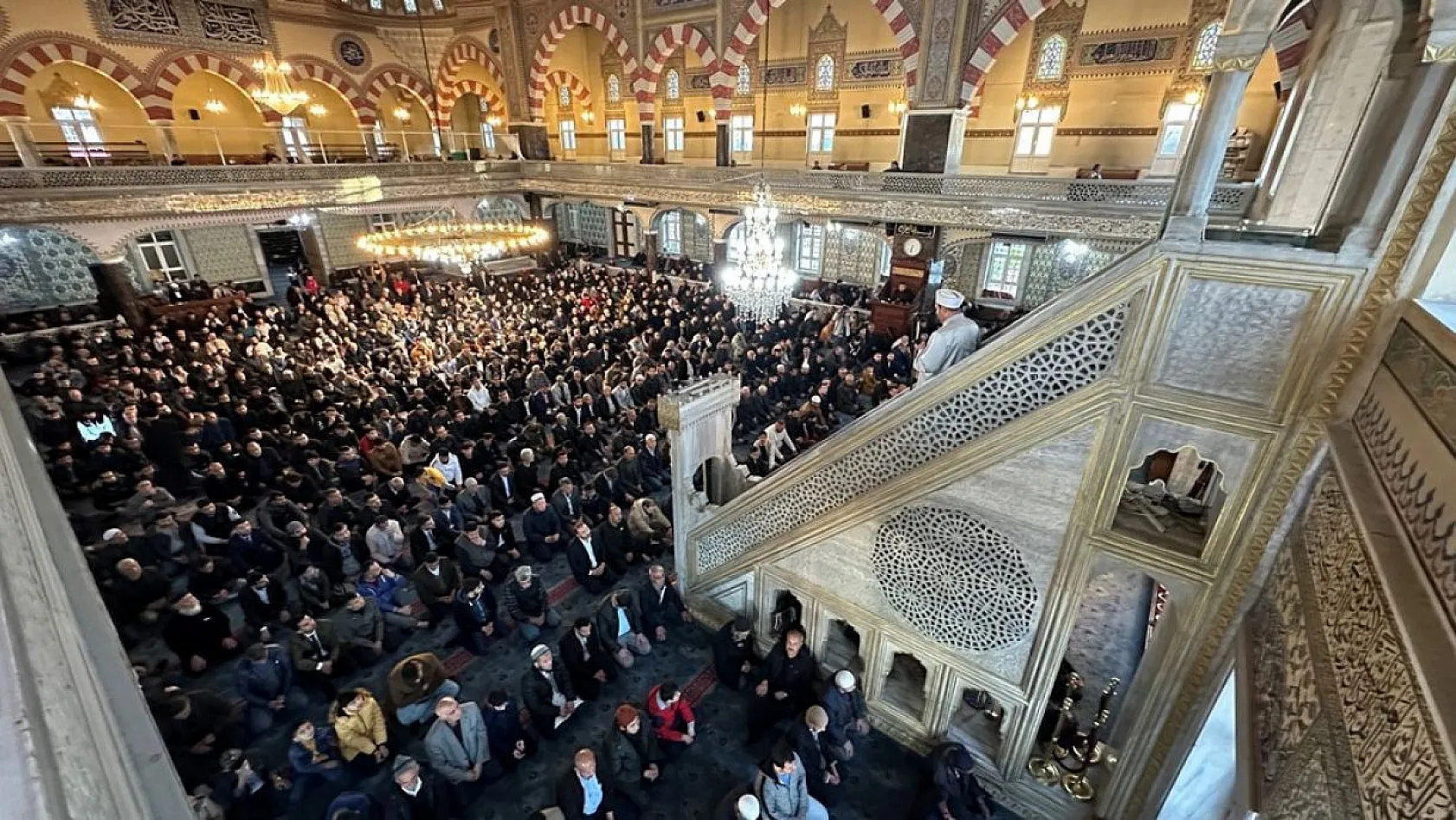 Bayram namazında camiler doldu taştı