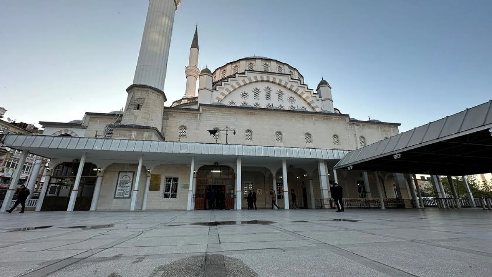 Bayram namazında camiler doldu taştı