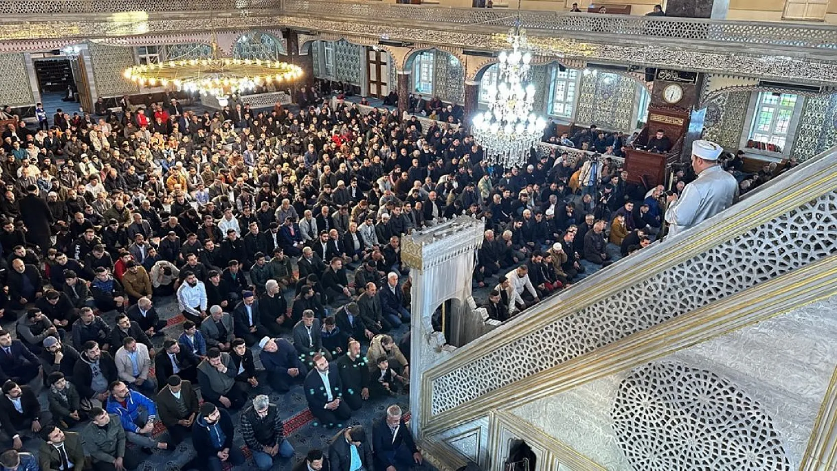 Bayram namazında camiler doldu taştı