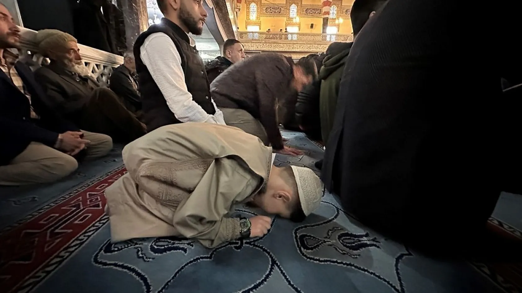 Bayram namazında camiler doldu taştı