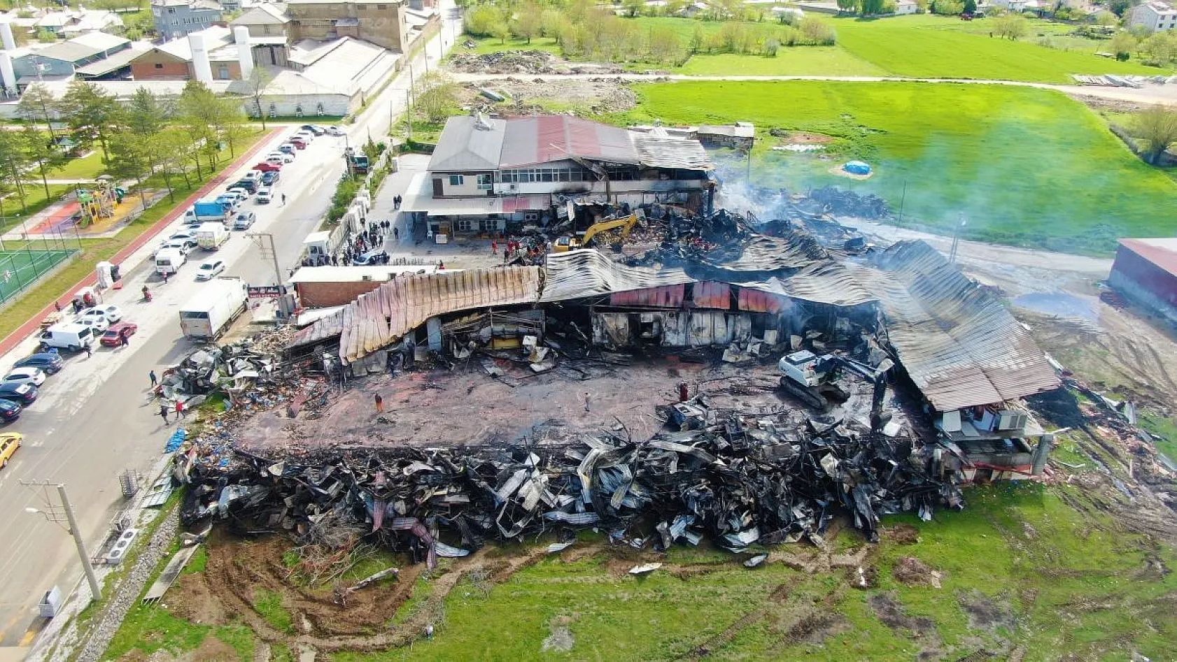 Elazığ'da yanan fabrika havadan görüntülendi