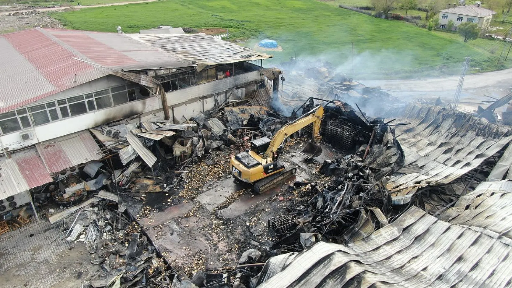 Elazığ'da yanan fabrika havadan görüntülendi