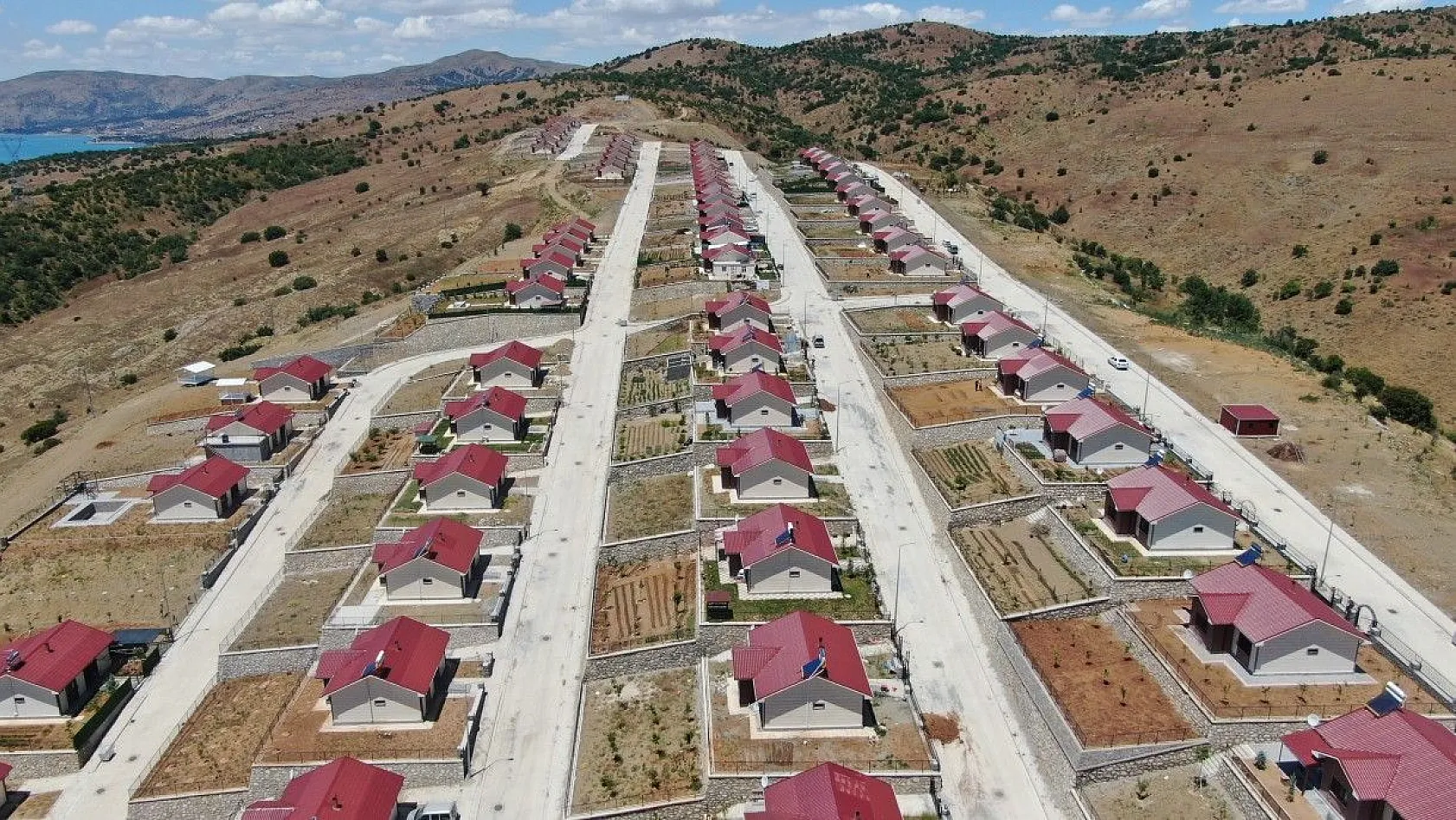 Göl manzaralı köy konutları, tatil köyünü aratmıyor