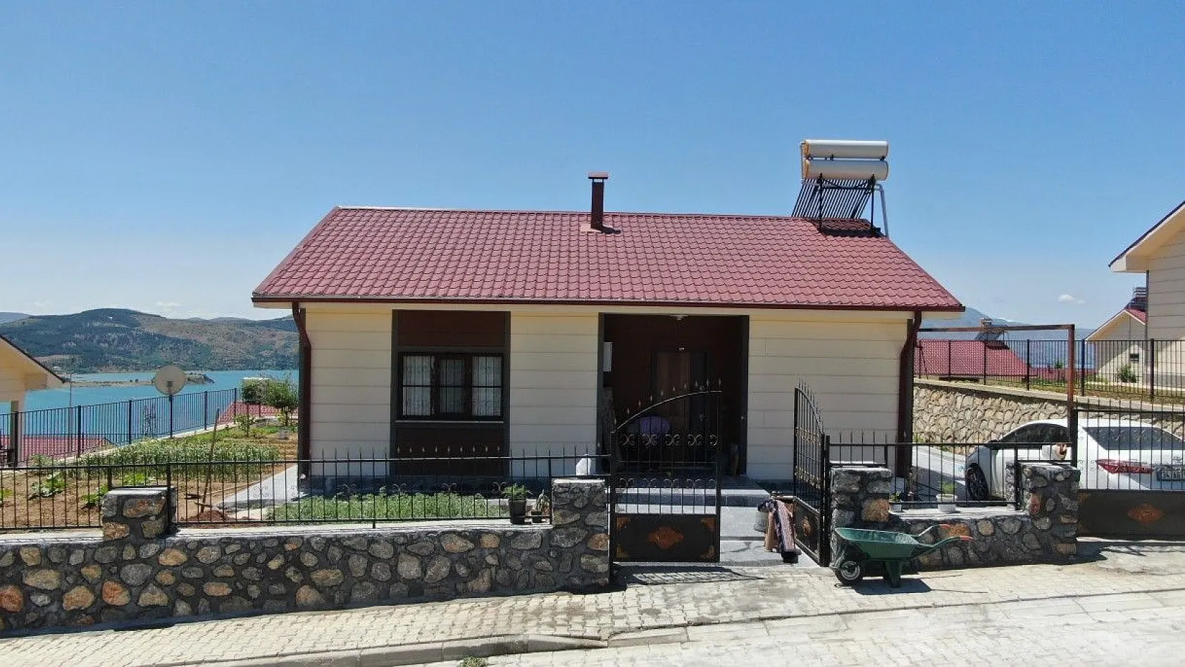 Göl manzaralı köy konutları, tatil köyünü aratmıyor