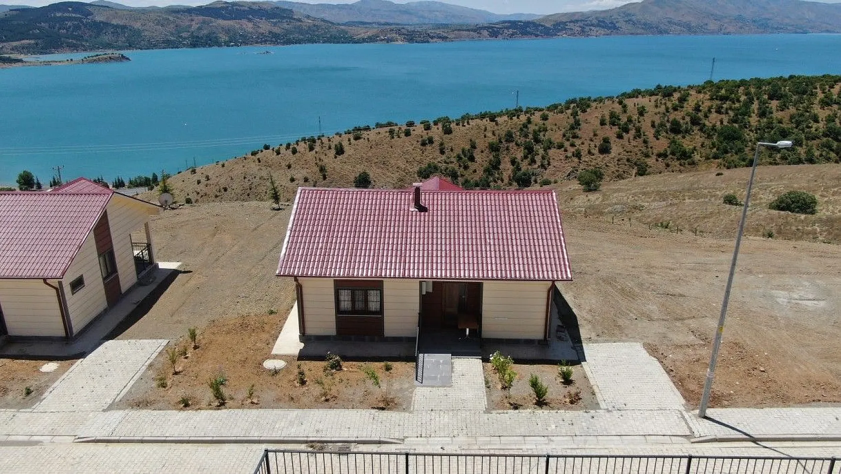 Göl manzaralı köy konutları, tatil köyünü aratmıyor