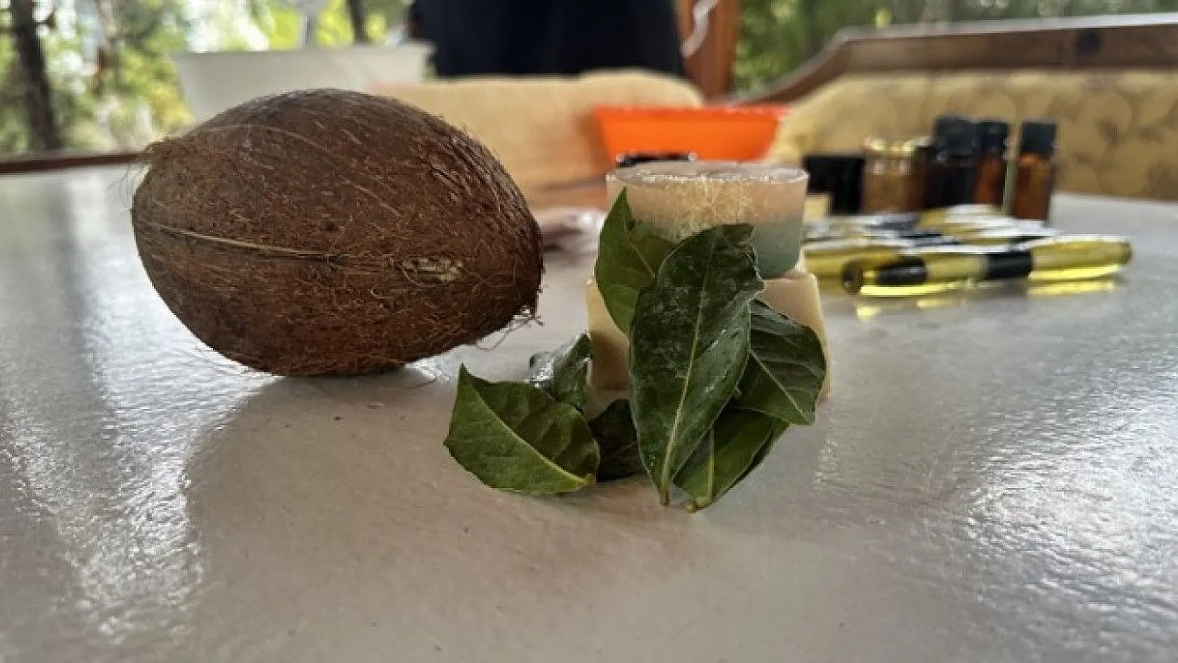 Bahçesinde yetiştirdiği ürünlerle doğal sabun üretiyor