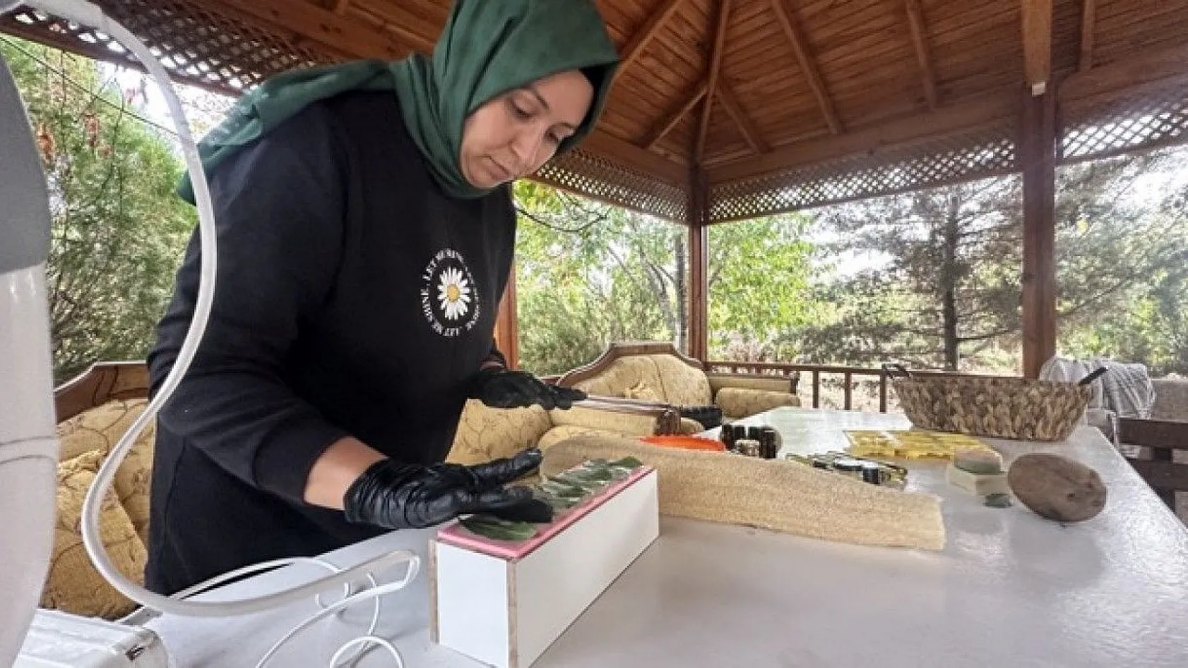 Bahçesinde yetiştirdiği ürünlerle doğal sabun üretiyor