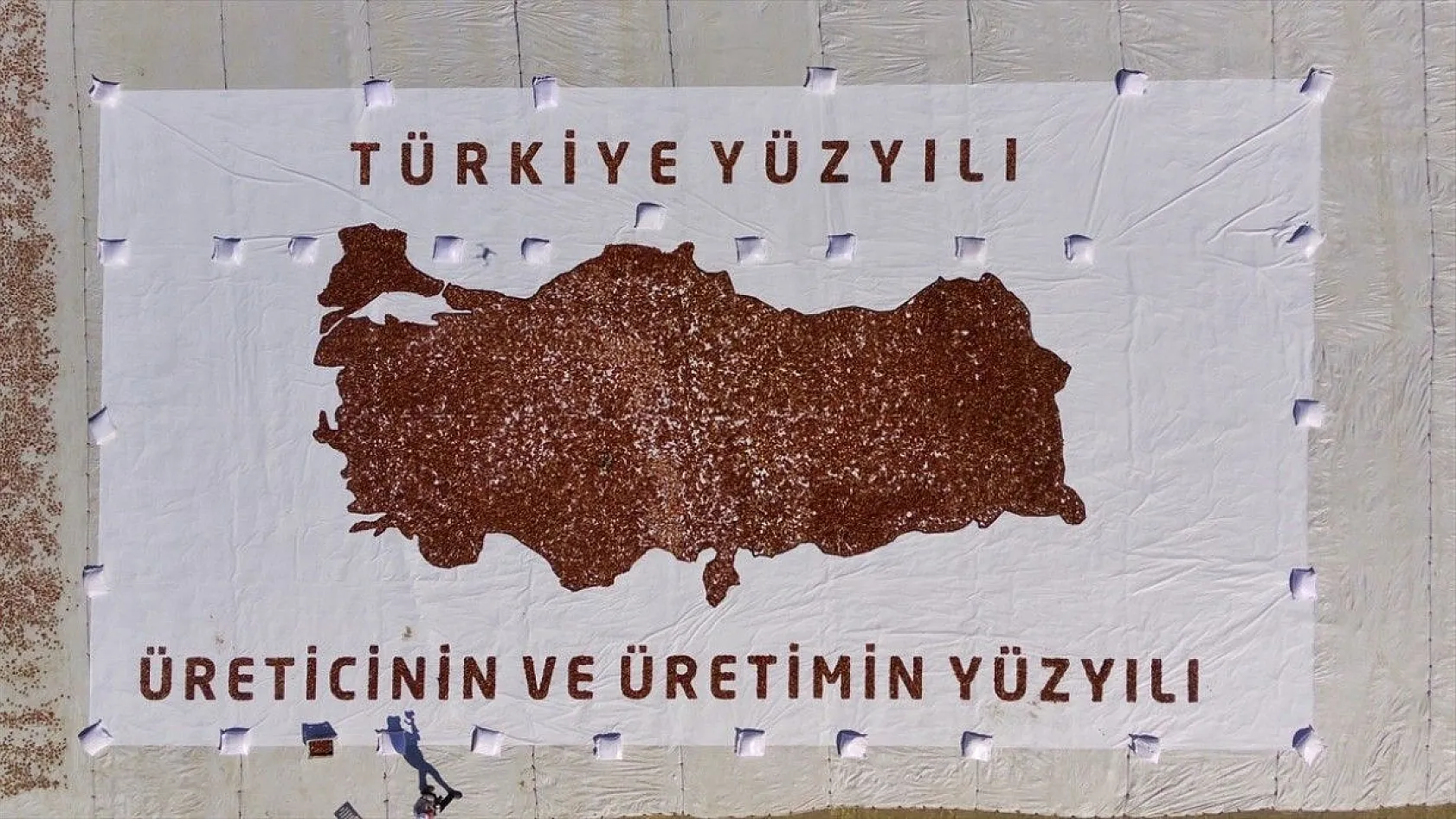 Mevsimlik işçiler kurutmalık domateslerden Türkiye haritası yaptı