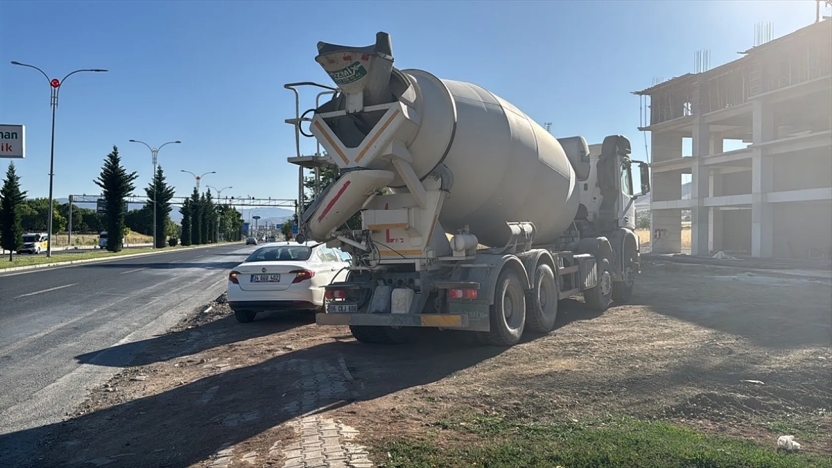 Elazığ'da beton mikseri ile otomobil çarpıştı