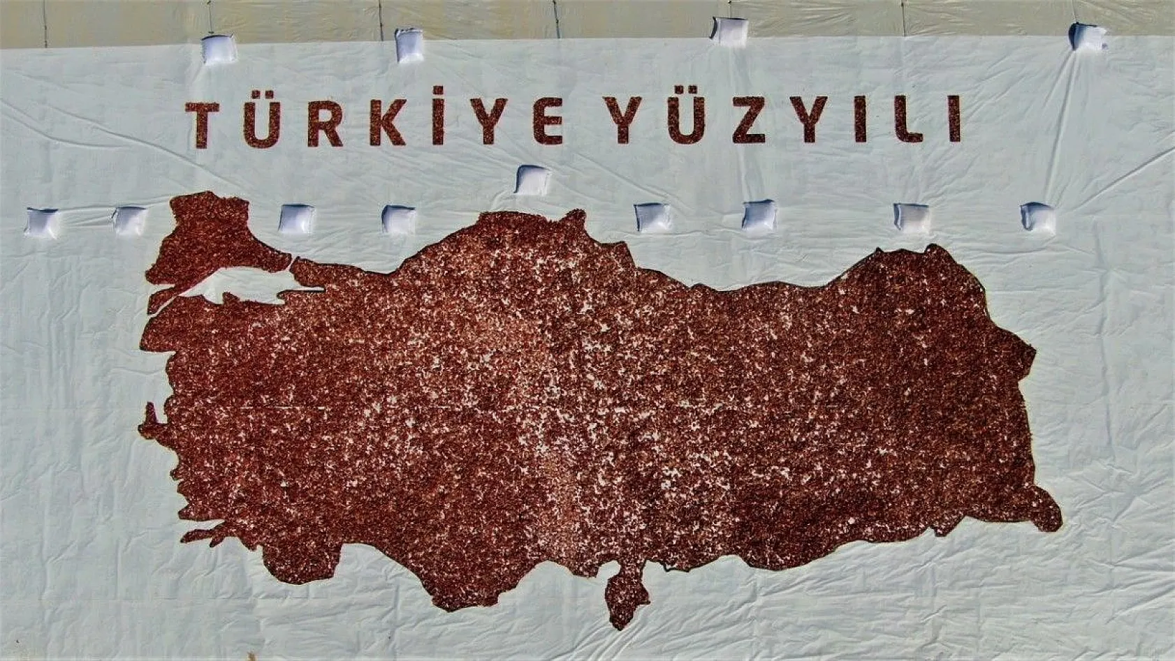 Mevsimlik işçiler kurutmalık domateslerden Türkiye haritası yaptı