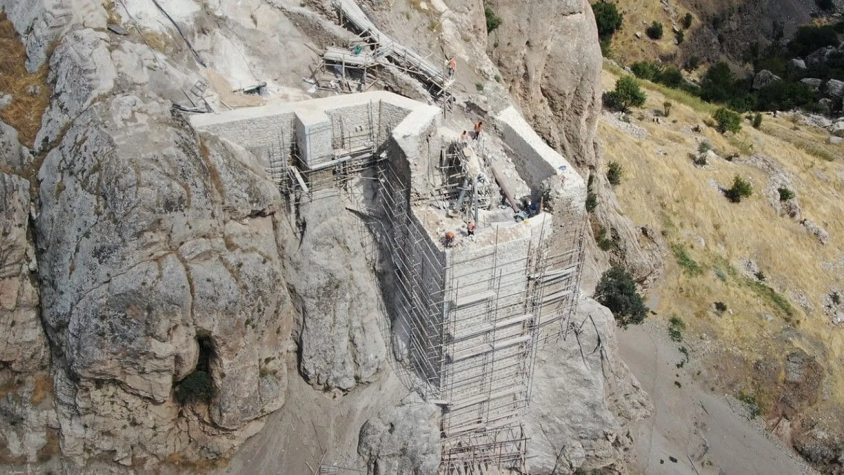 Harput Kalesi'nde restorasyon çalışmaları sürüyor