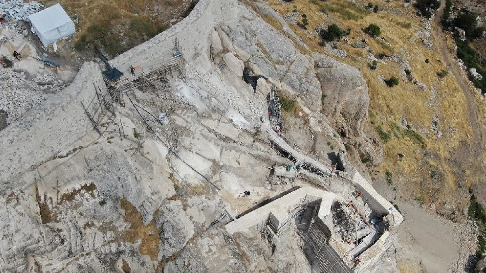 Harput Kalesi'nde restorasyon çalışmaları sürüyor