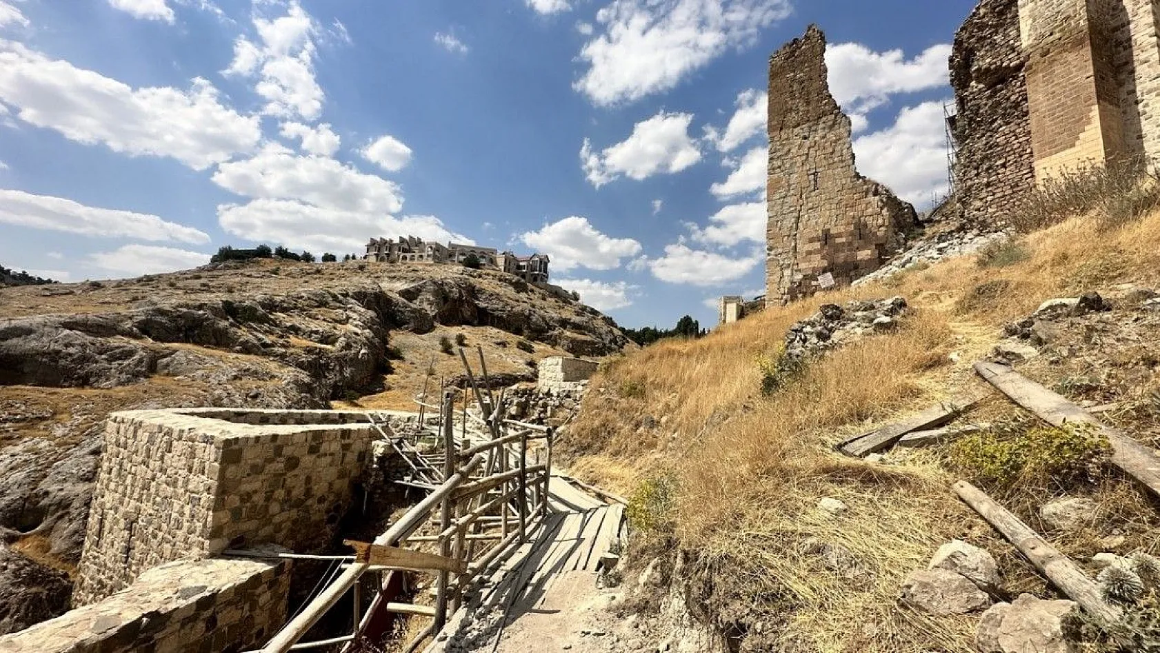 Harput Kalesi'nde restorasyon çalışmaları sürüyor