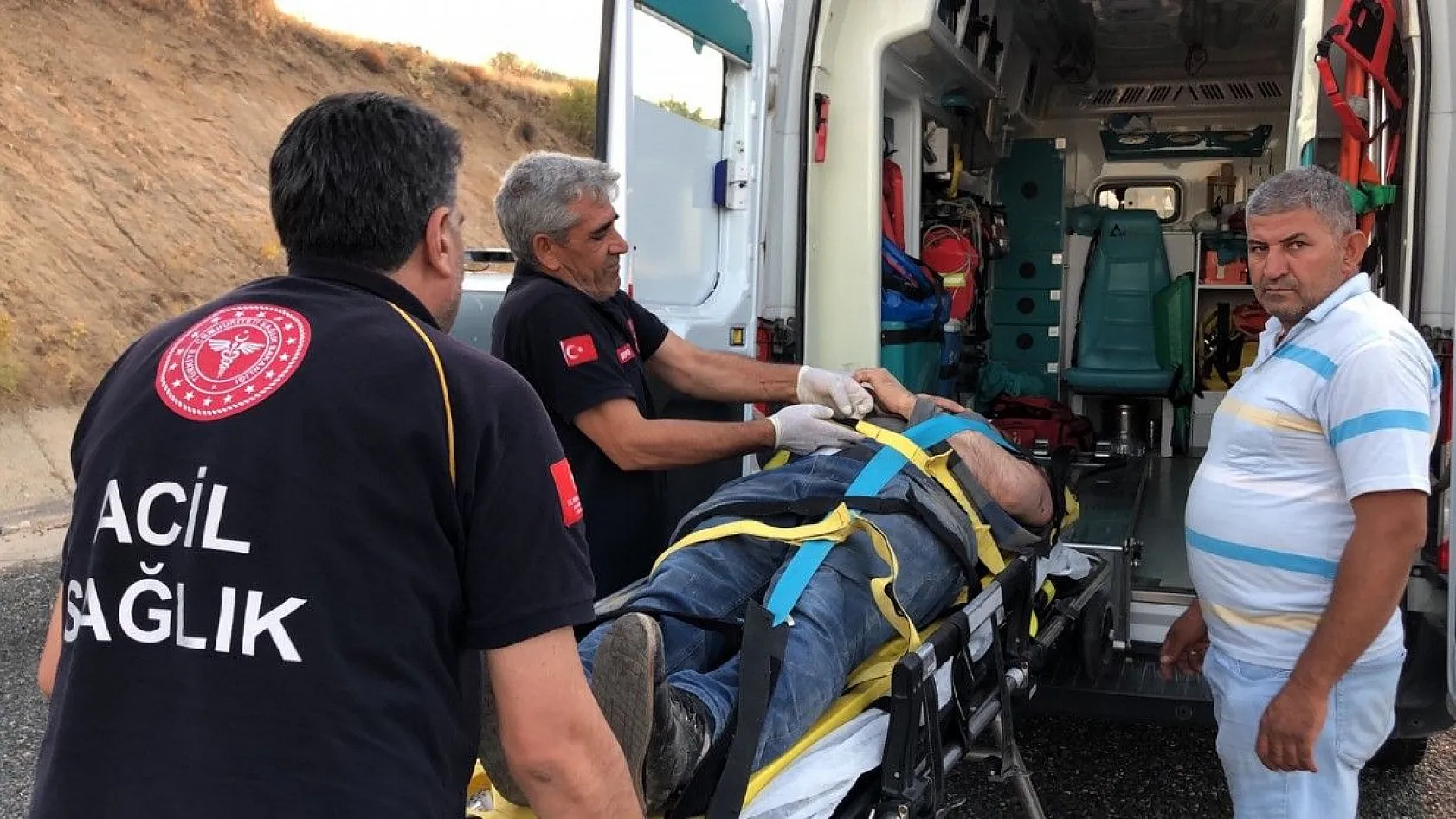 Midibüs su tahliye kanalına düştü