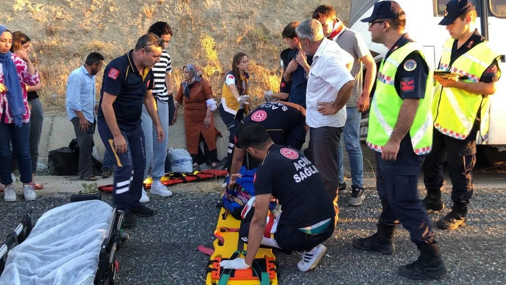 Midibüs su tahliye kanalına düştü