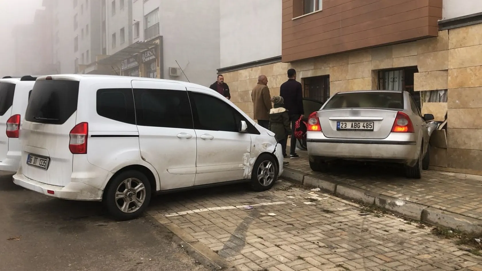 Otomobil evin duvarına çarptı