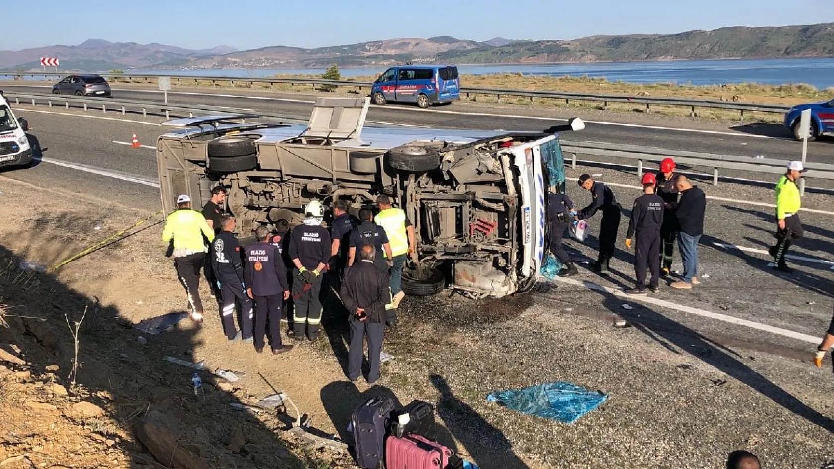 Elazığ'da midibüs devrildi