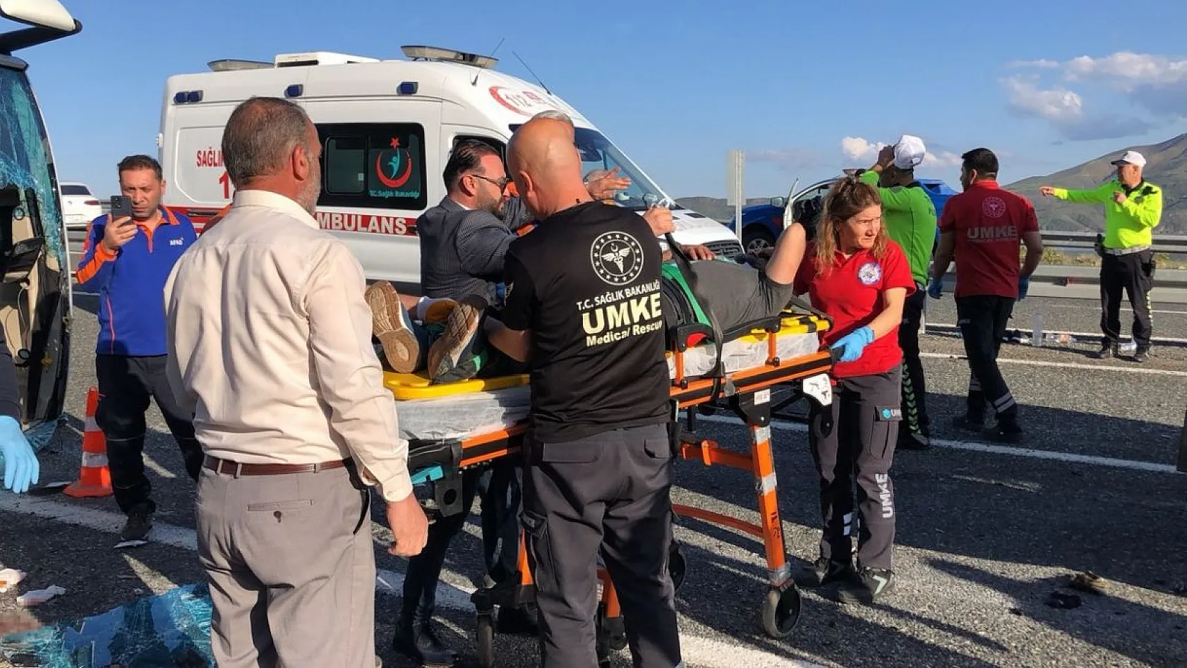 Elazığ'da midibüs devrildi