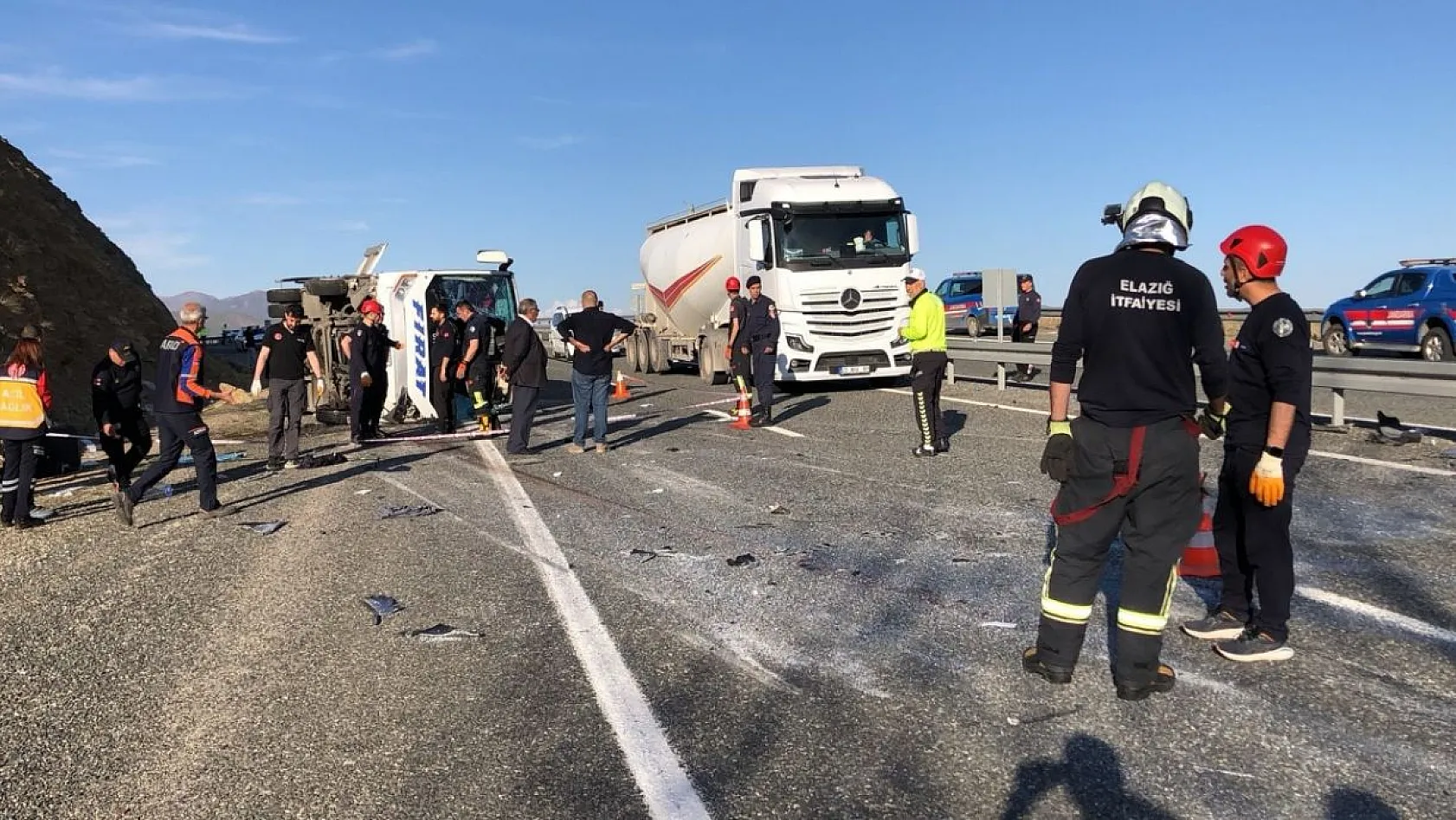 Elazığ'da midibüs devrildi