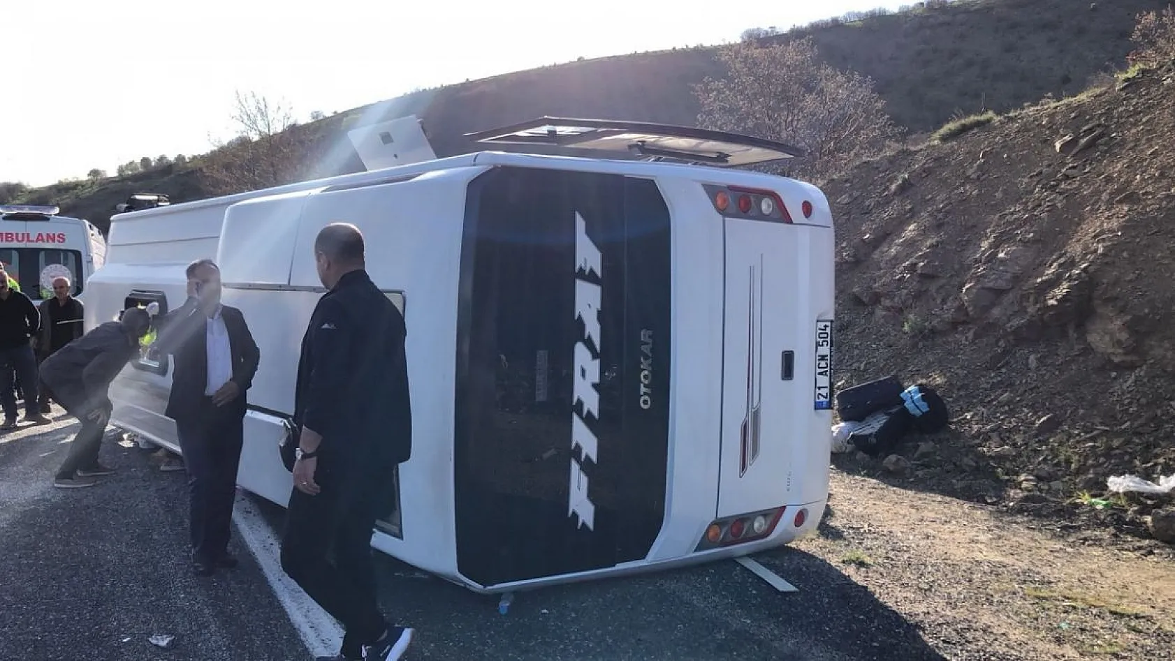 Elazığ'da midibüs devrildi