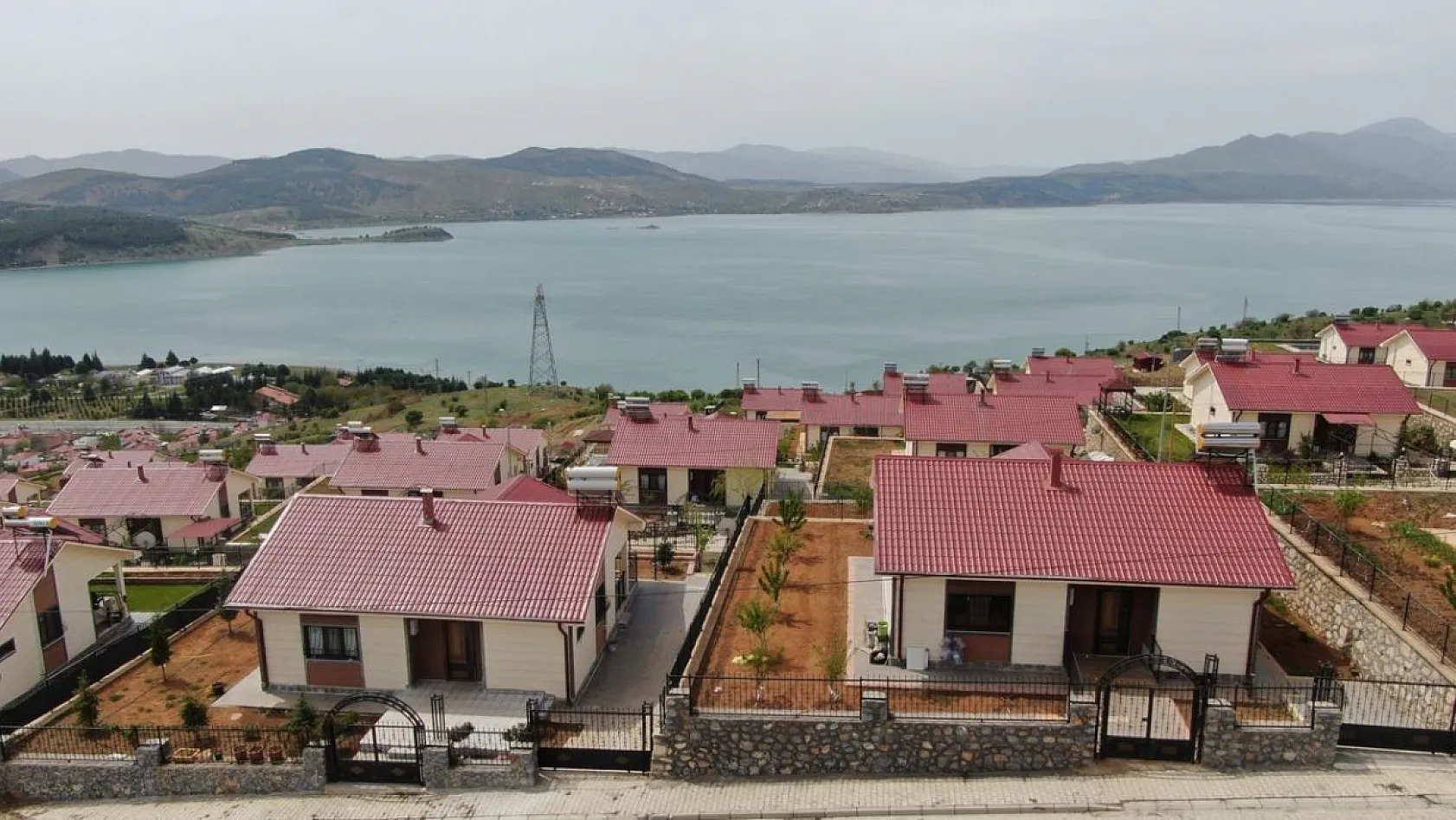 TOKİ'nin göl manzaralı deprem konutlarına yoğun ilgi