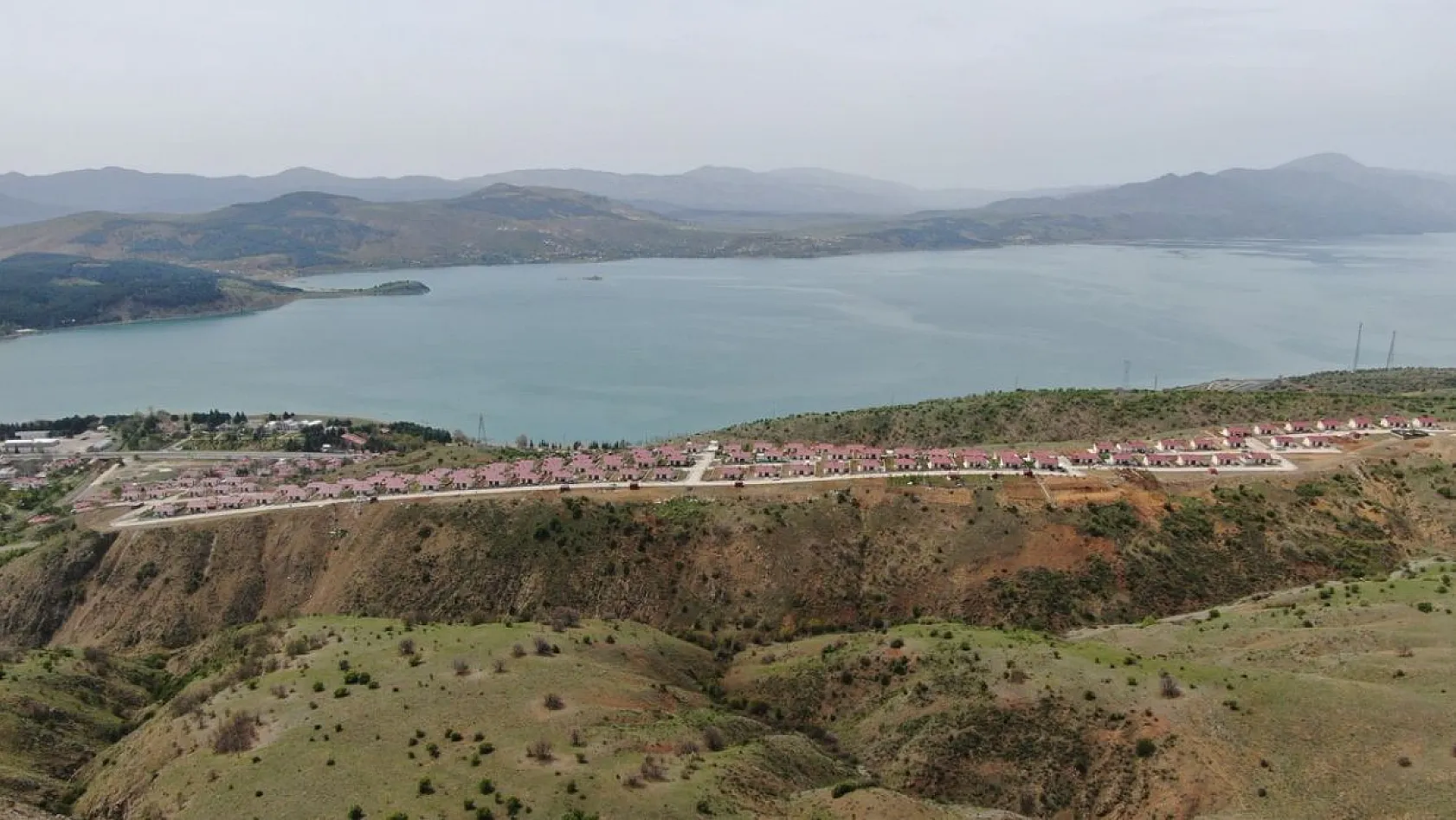 TOKİ'nin göl manzaralı deprem konutlarına yoğun ilgi