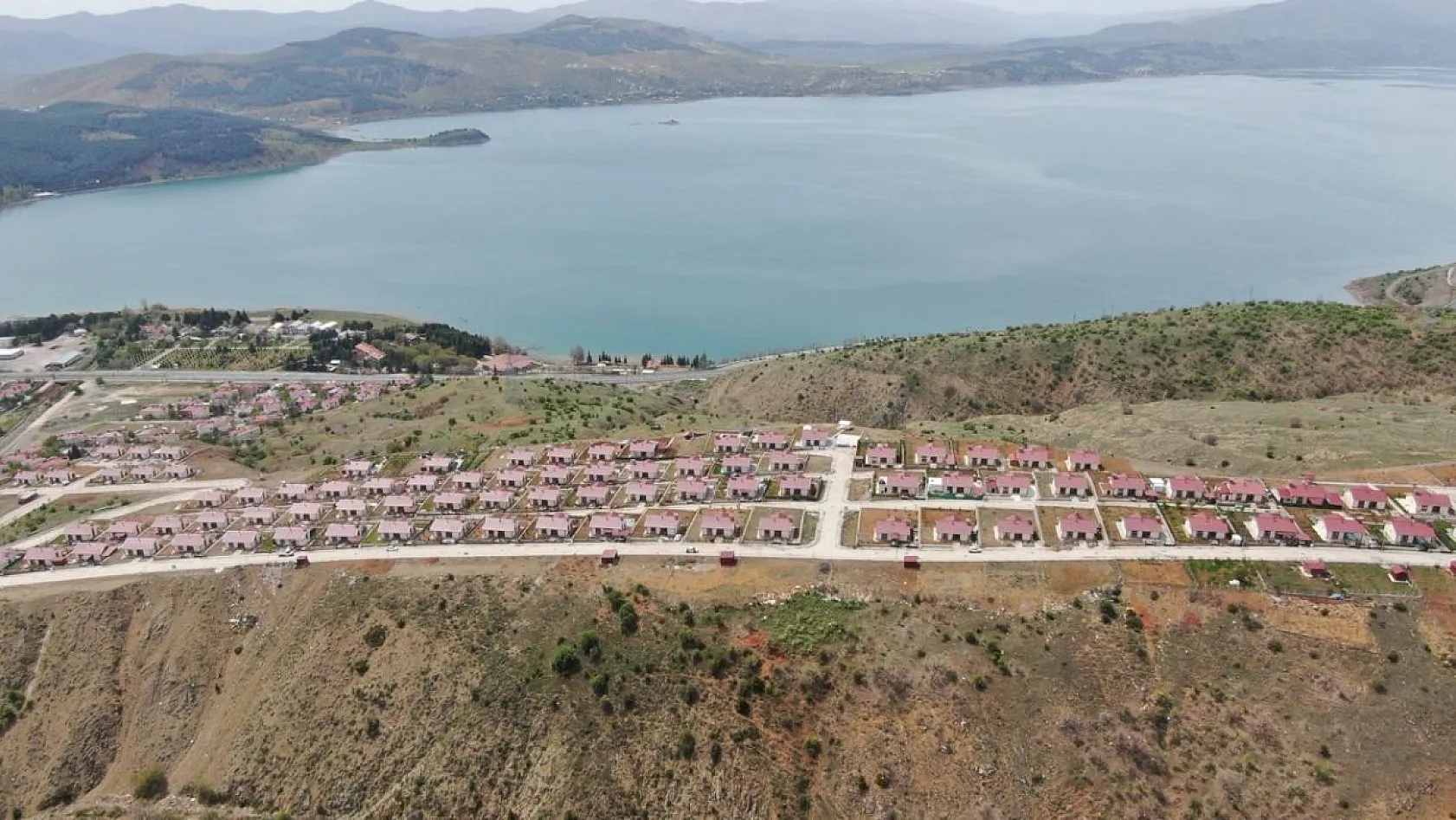 TOKİ'nin göl manzaralı deprem konutlarına yoğun ilgi