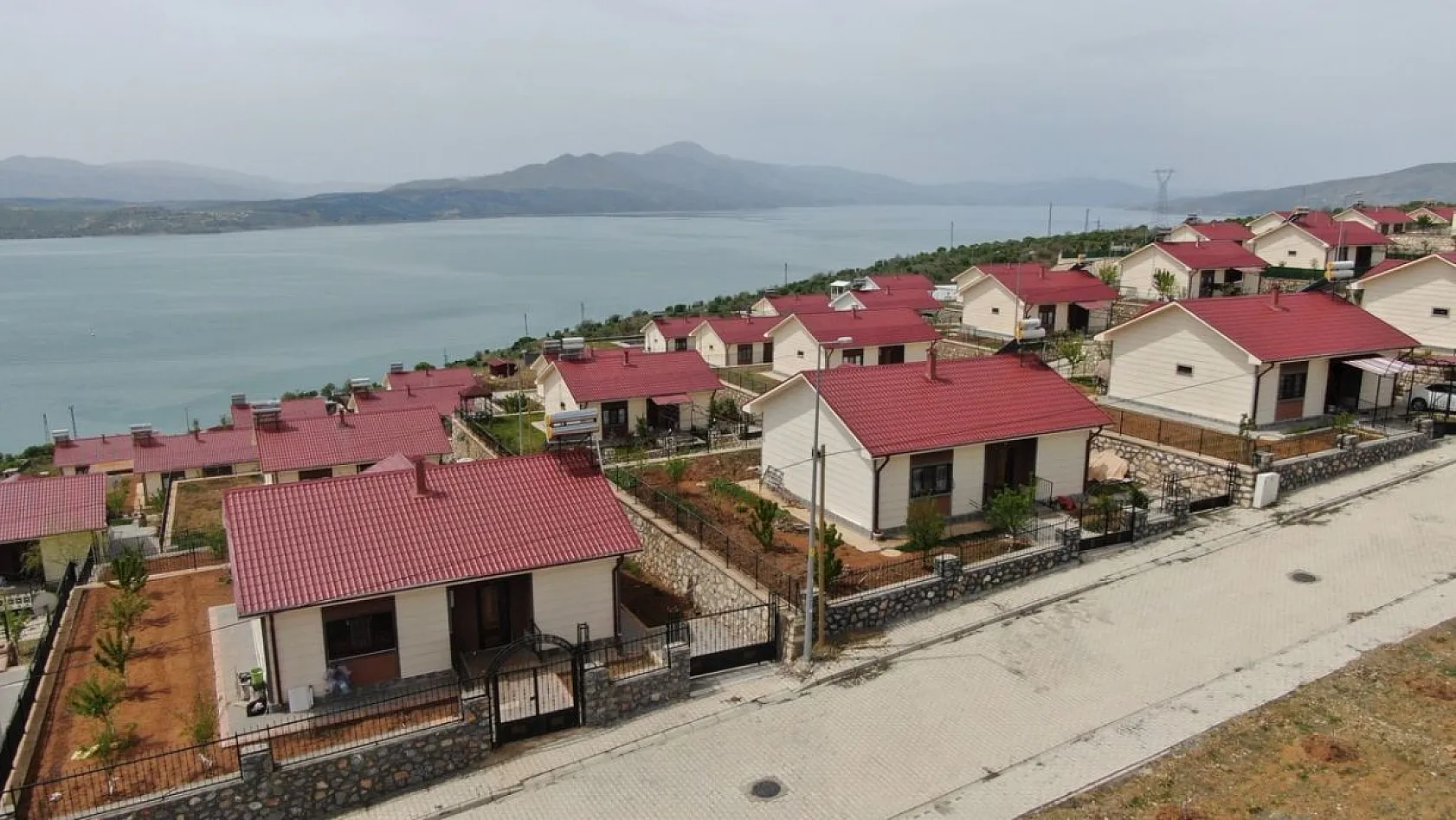 TOKİ'nin göl manzaralı deprem konutlarına yoğun ilgi