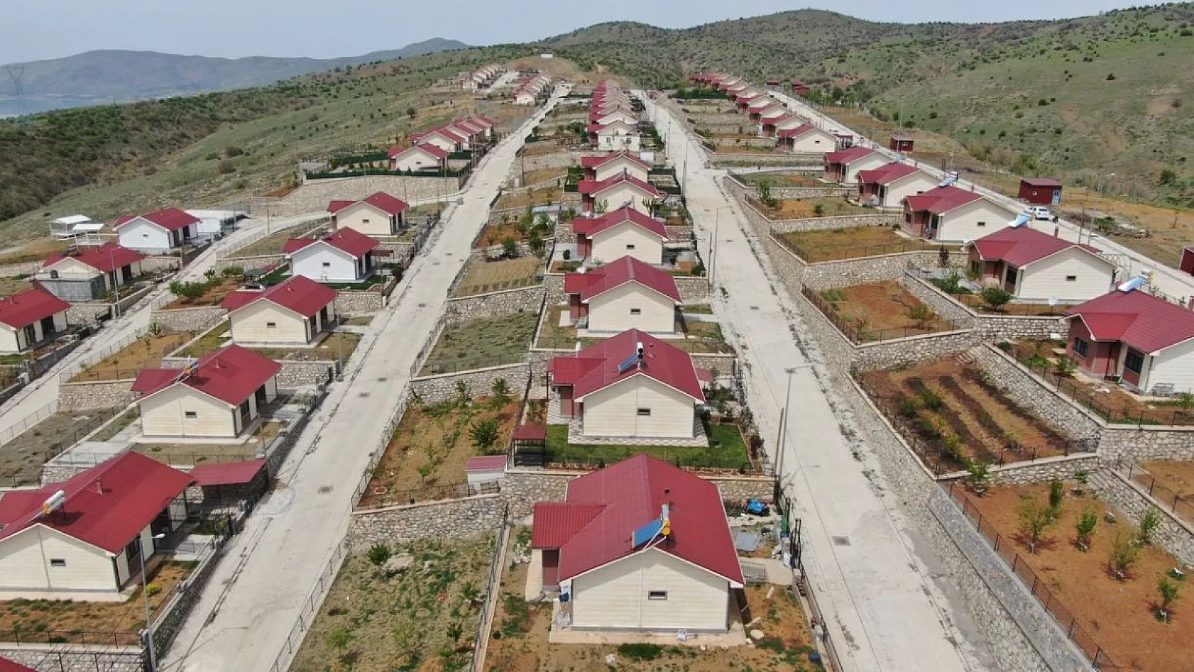 TOKİ'nin göl manzaralı deprem konutlarına yoğun ilgi