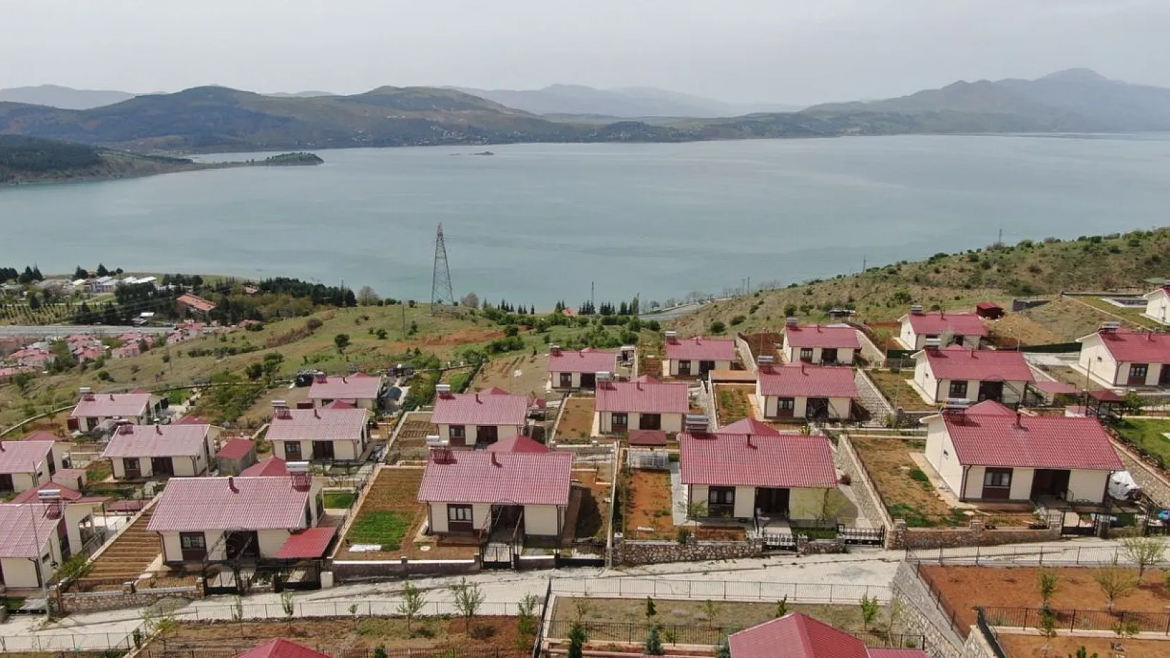 TOKİ'nin göl manzaralı deprem konutlarına yoğun ilgi