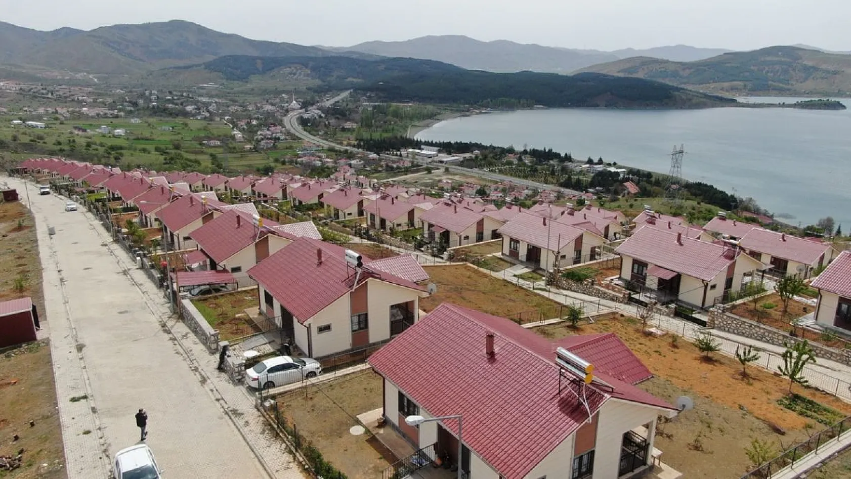 TOKİ'nin göl manzaralı deprem konutlarına yoğun ilgi