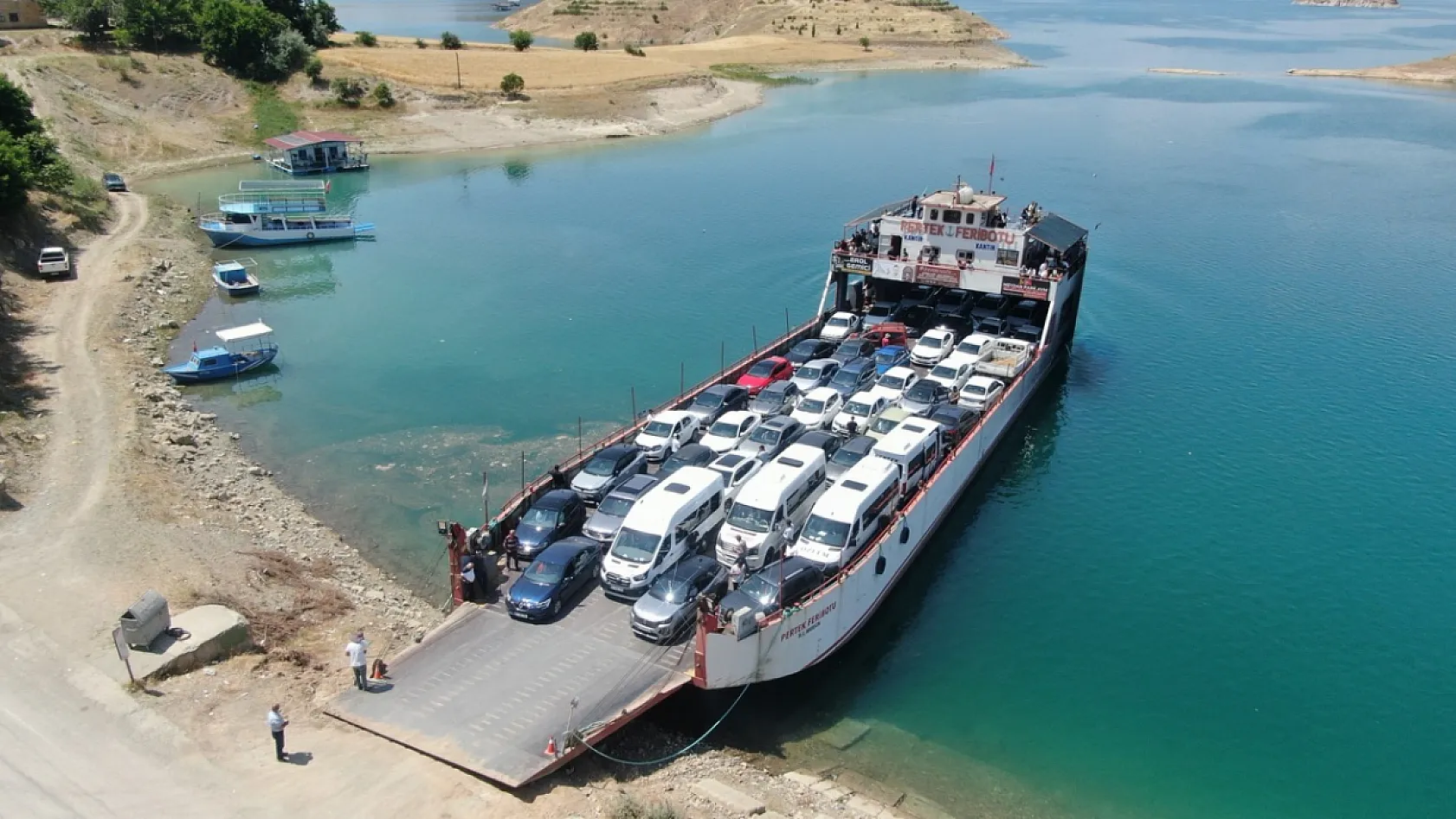 Feribot kuyruğu kilometreleri buldu