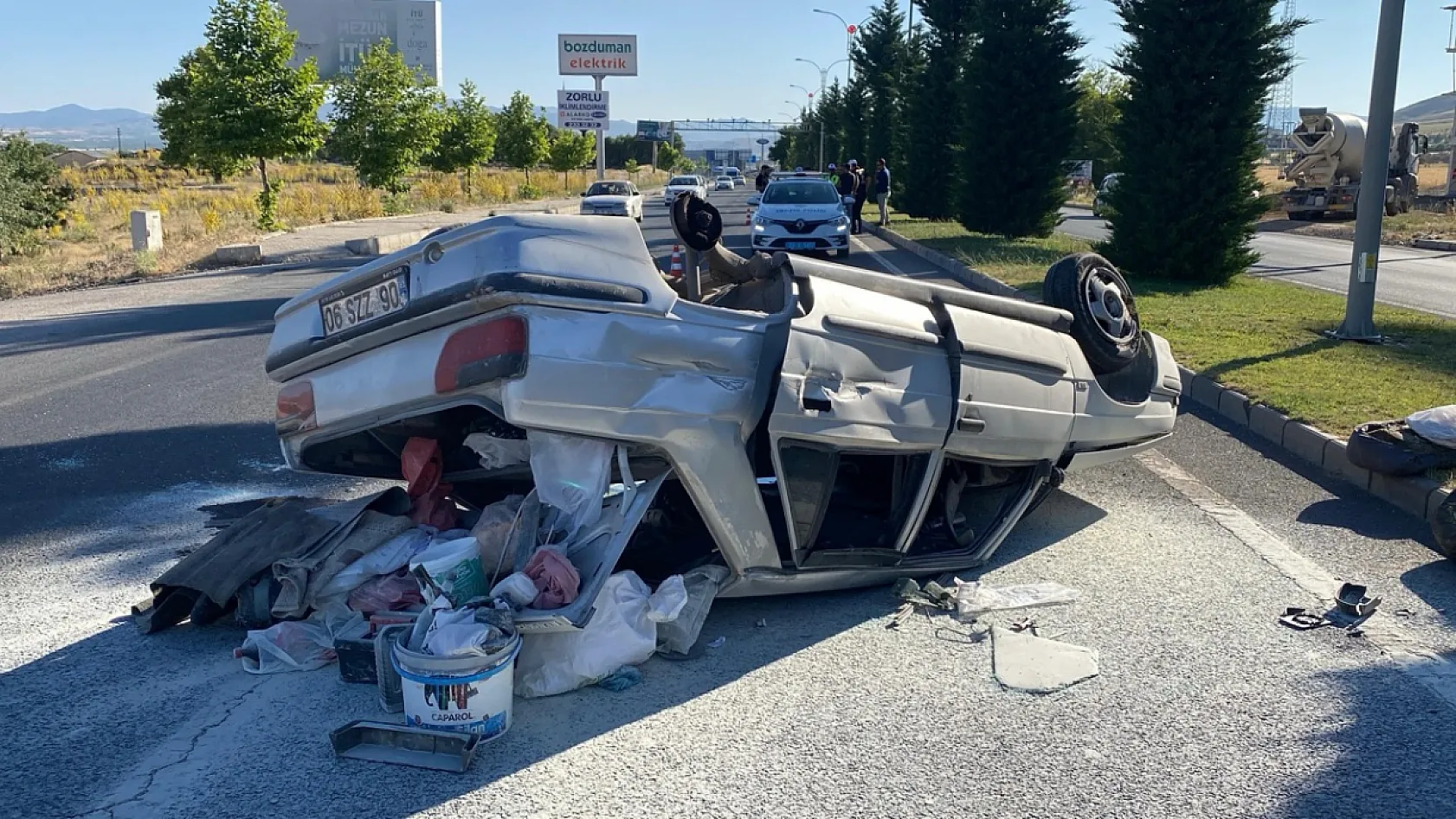 Elazığ'da beton mikseri ile otomobil çarpıştı