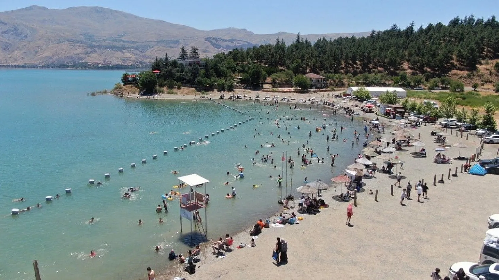 Hazar Gölü'ndeki plajlar Ege ve Akdeniz'i aratmıyor