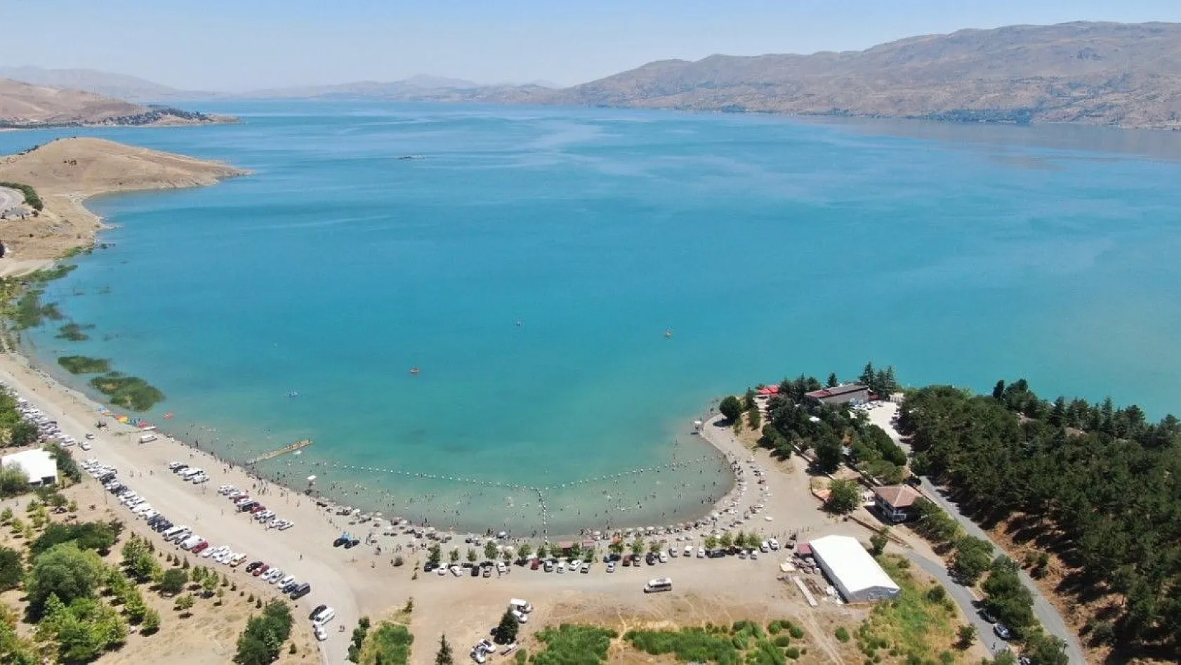 Hazar Gölü'ndeki plajlar Ege ve Akdeniz'i aratmıyor